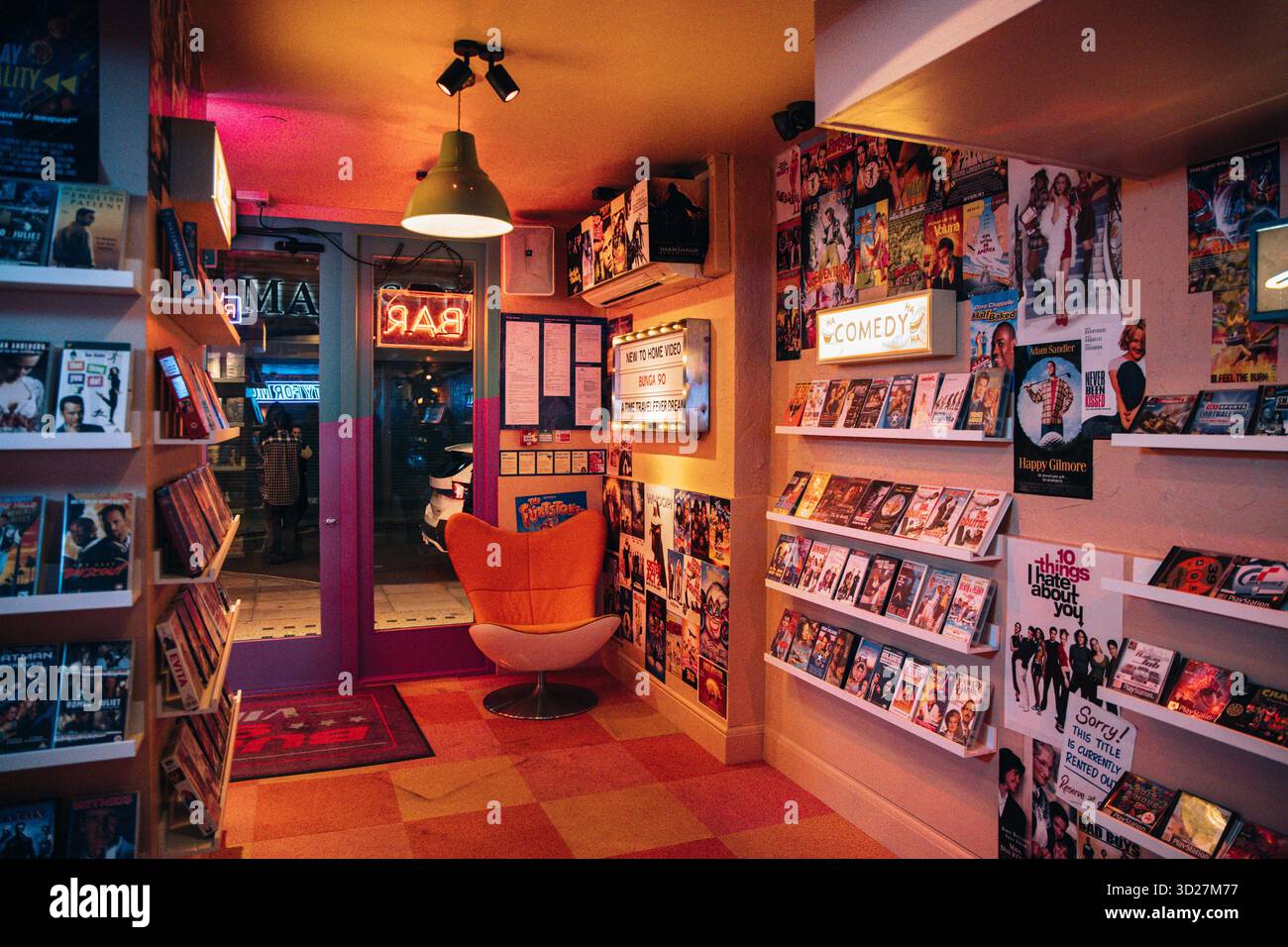 Nachbildung eines 90er Jahre Heimvideoverleihgeschäfts im Bunga 90 90er Jahre Restaurant und Bar, Covent Garden, London, England Stockfoto