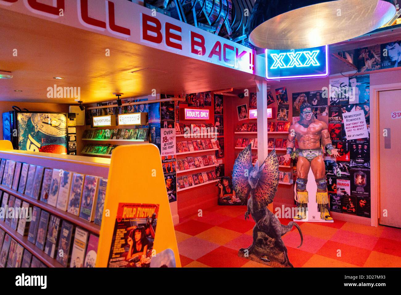 Nachbildung eines 90er Jahre Heimvideoverleihgeschäfts im Bunga 90 90er Jahre Restaurant und Bar, Covent Garden, London, England Stockfoto