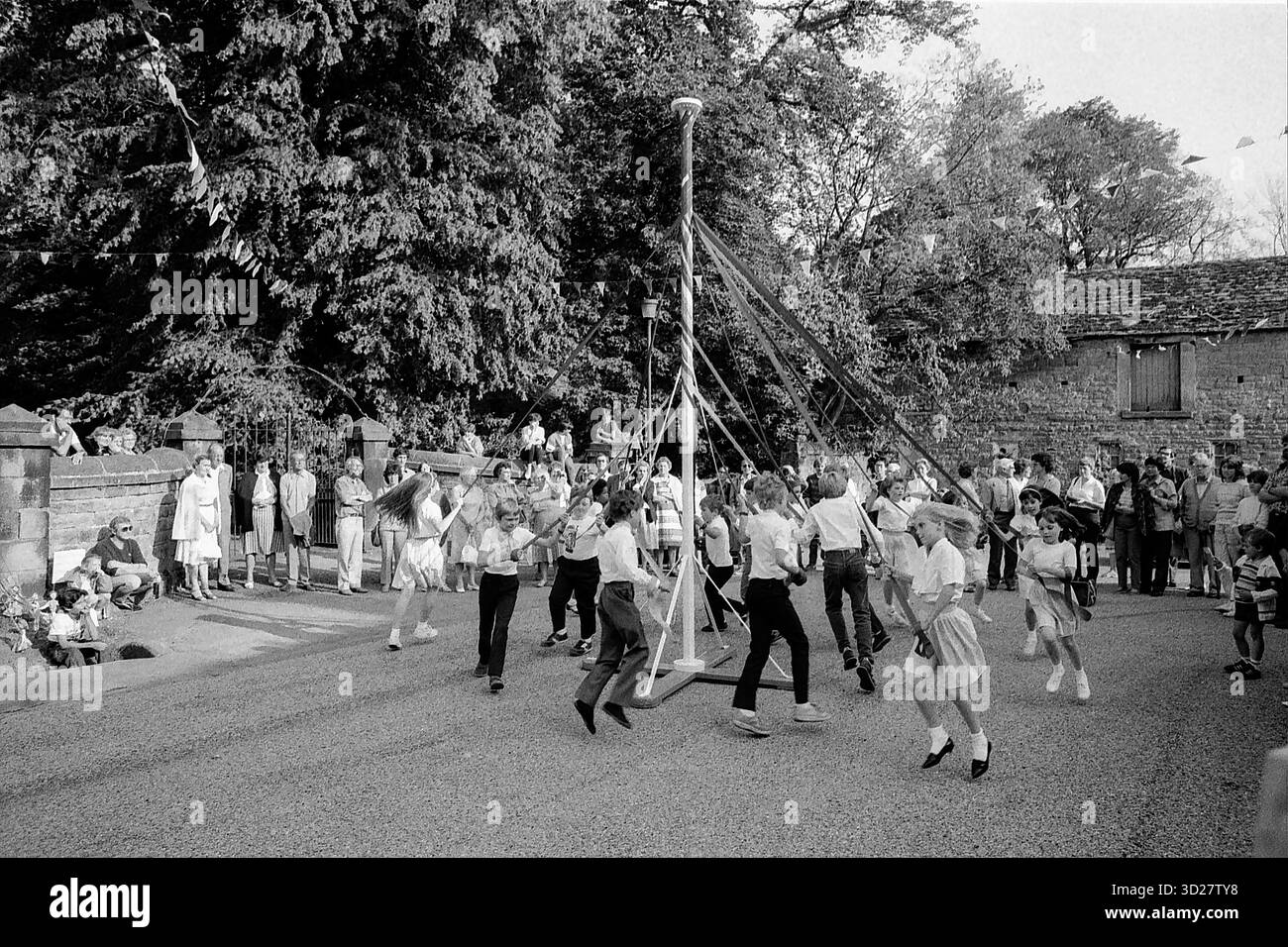 Das jährliche Well Dressing in Chesterfield, eine jahrhundertealte Tradition, wird auf diesem Foto lebendig. Sowohl Einheimische als auch Besucher nehmen am energiegeladenen „Well Dressing Race“ teil, einem zentralen Ereignis des Festivals. Diese historische Veranstaltung im Herzen von Chesterfield zeigt das einzigartige Erbe der Gemeinde und bietet einen Einblick in eine fesselnde Feier. Stockfoto