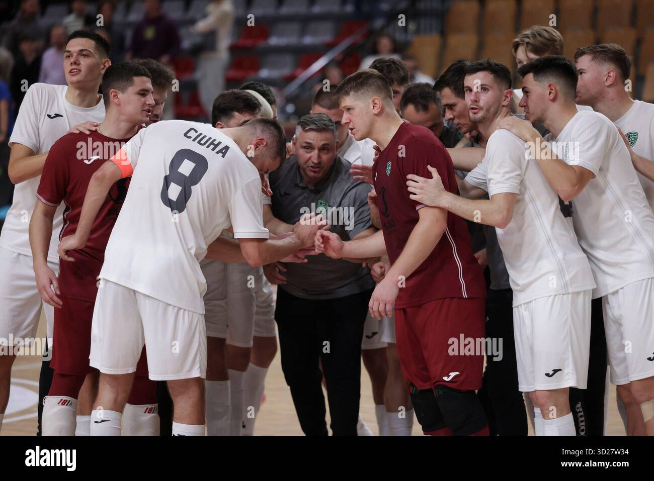 Ljubljana, Slowenien. 30. Oktober 2025. Die Spieler von Vrhnika feiern mit ihrem Trainer den Sieg nach dem Spiel der 8. Runde der UEFA Futsal Champions League in der Gruppe zwischen Vrhnika aus Slowenien und Forca aus Nordmazedonien am 30. Oktober 2025 in Ljubljana, Slowenien. Quelle: Zeljko Stevanic/Xinhua/Alamy Live News Stockfoto