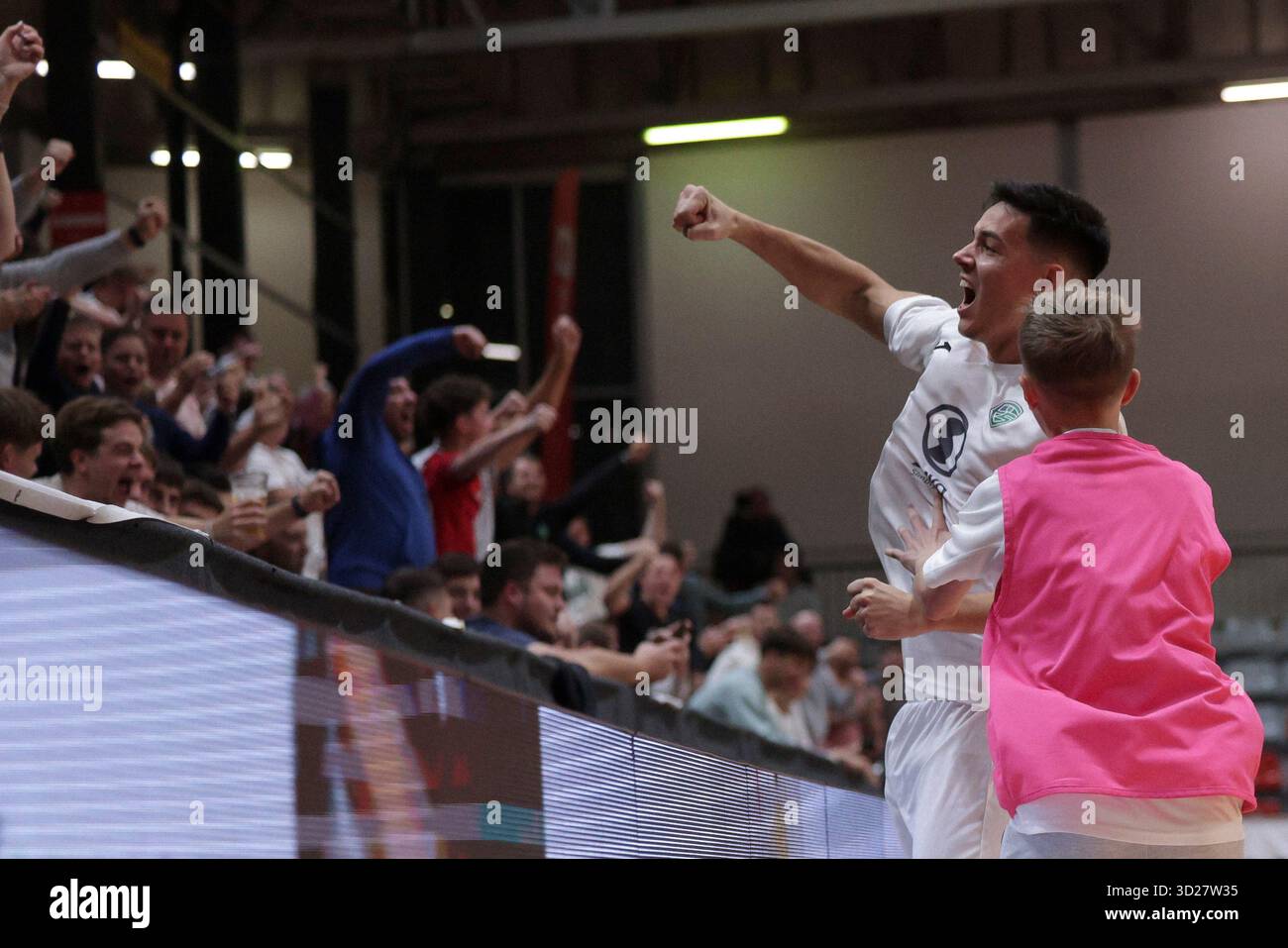 Ljubljana, Slowenien. 30. Oktober 2025. Gasper Trdin (L) von Vrhnika feiert während des Gruppenspiels der 8. Runde der UEFA Futsal Champions League zwischen Vrhnika von Slowenien und Forca von Nordmazedonien am 30. Oktober 2025 in Ljubljana, Slowenien. Quelle: Zeljko Stevanic/Xinhua/Alamy Live News Stockfoto
