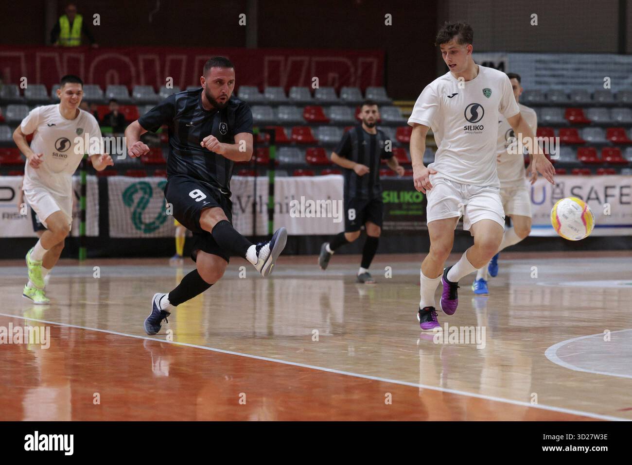Ljubljana, Slowenien. 30. Oktober 2025. Erkan Seferi (2. L) von Forca schießt während des Gruppenspiels der 8. Runde der UEFA Futsal Champions League zwischen Vrhnika aus Slowenien und Forca aus Nordmazedonien in Ljubljana, Slowenien, 30. Oktober 2025. Quelle: Zeljko Stevanic/Xinhua/Alamy Live News Stockfoto