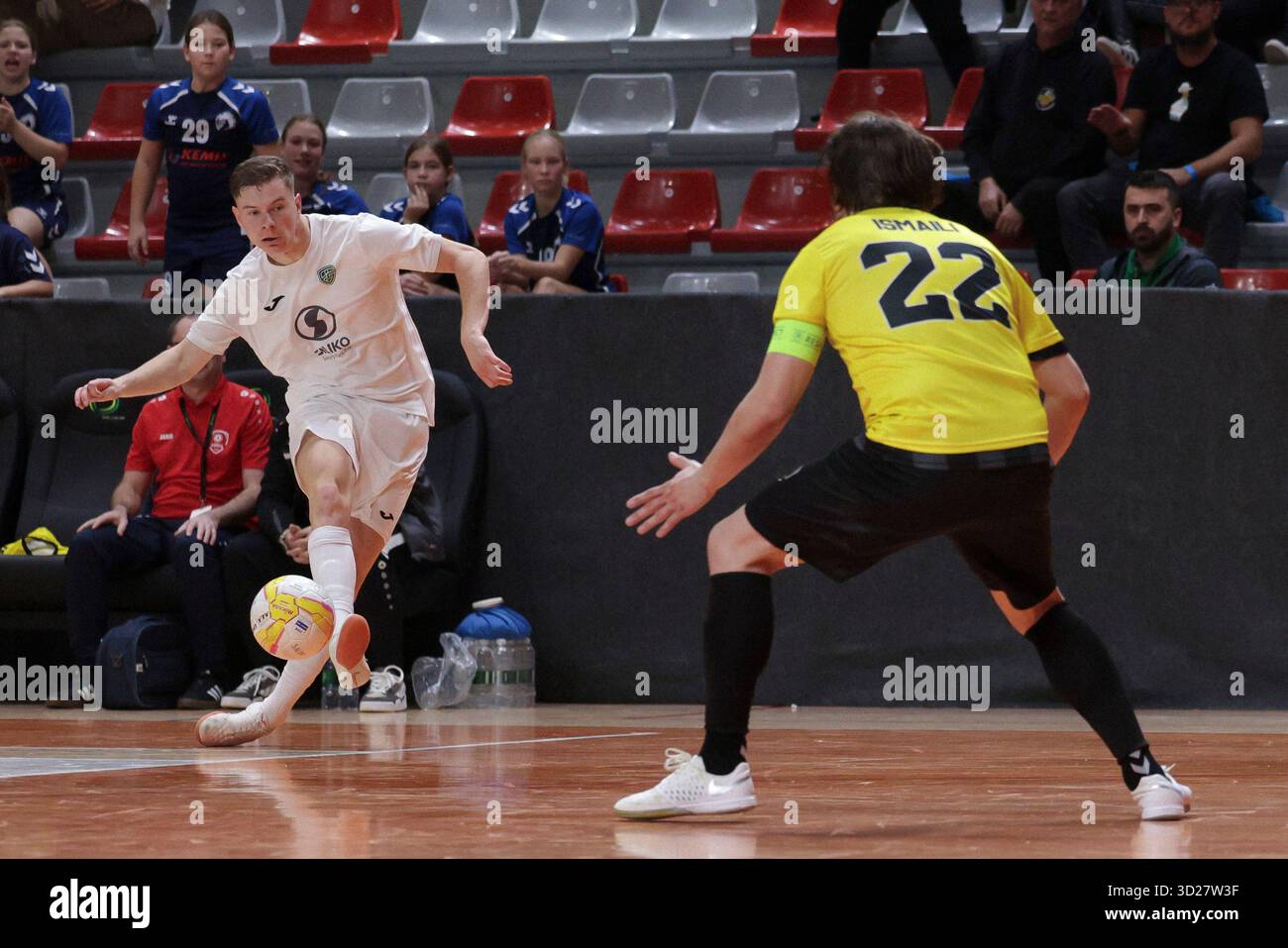 Ljubljana, Slowenien. 30. Oktober 2025. Jure Suban (L) von Vrhnika schießt während des Gruppenspiels der 8. Runde der UEFA Futsal Champions League zwischen Vrhnika von Slowenien und Forca von Nordmazedonien in Ljubljana, Slowenien, 30. Oktober 2025. Quelle: Zeljko Stevanic/Xinhua/Alamy Live News Stockfoto