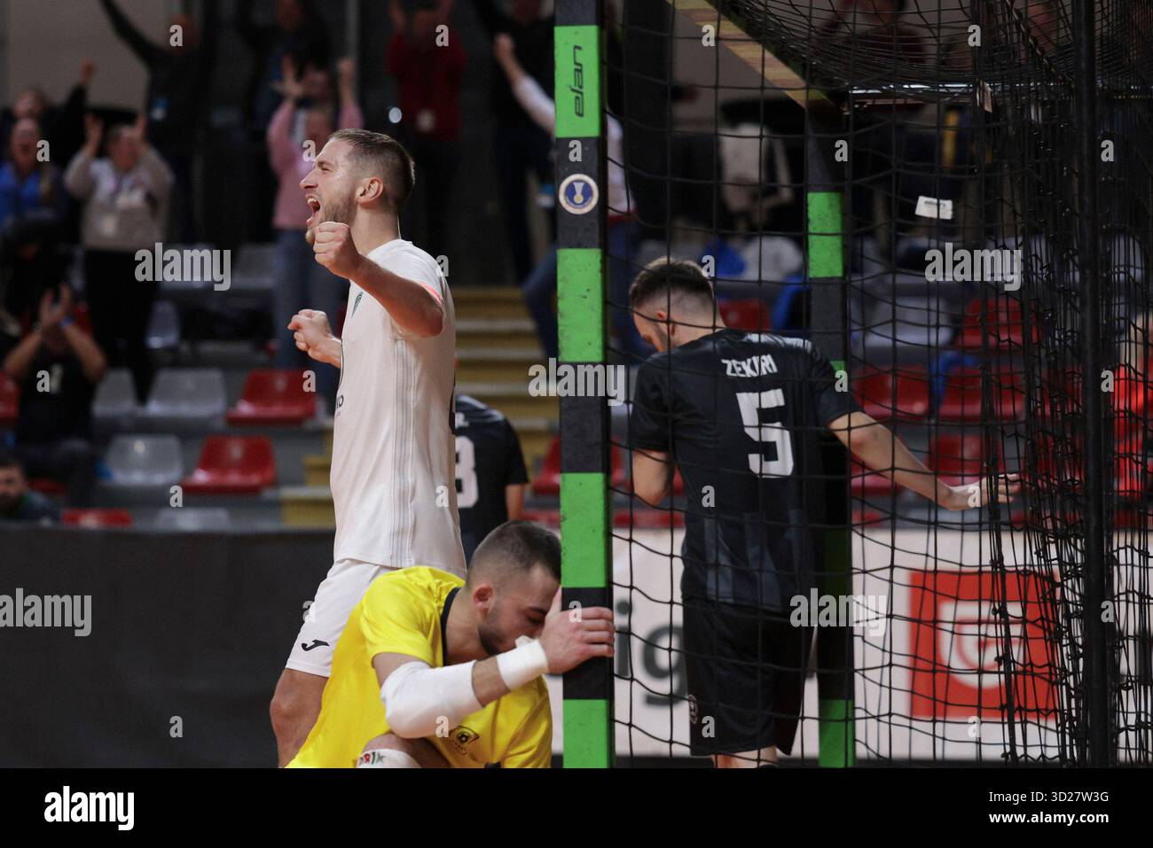 Ljubljana, Slowenien. 30. Oktober 2025. Tod Ciuha (L) von Vrhnika feiert nach einem Treffer während des Gruppenspiels der 8. Runde der UEFA Futsal Champions League zwischen Vrhnika von Slowenien und Forca von Nordmazedonien am 30. Oktober 2025 in Ljubljana, Slowenien. Quelle: Zeljko Stevanic/Xinhua/Alamy Live News Stockfoto