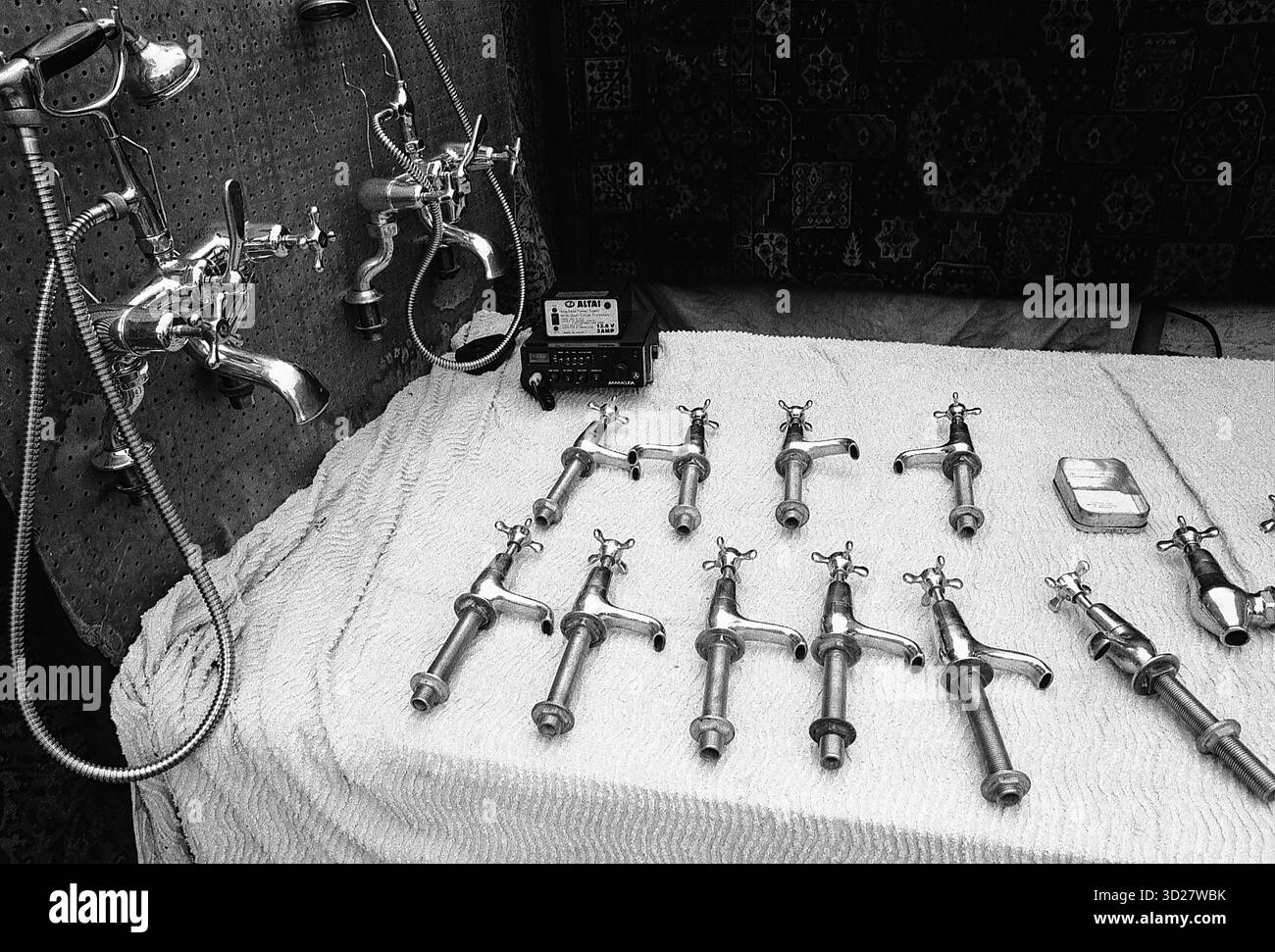 Camden Lock’s skurrile Kollektion: Ein markantes Tableau aus antiken Armaturen fängt den eklektischen Geist des Marktes ein. Am Regent’s Canal gelegen, ist das Camden Lock bekannt für seine vielfältigen Stände und ungewöhnlichen Fundstücke, und diese sorgfältig angeordnete Ausstellung unterstreicht den einzigartigen Charakter des Marktes. Stockfoto