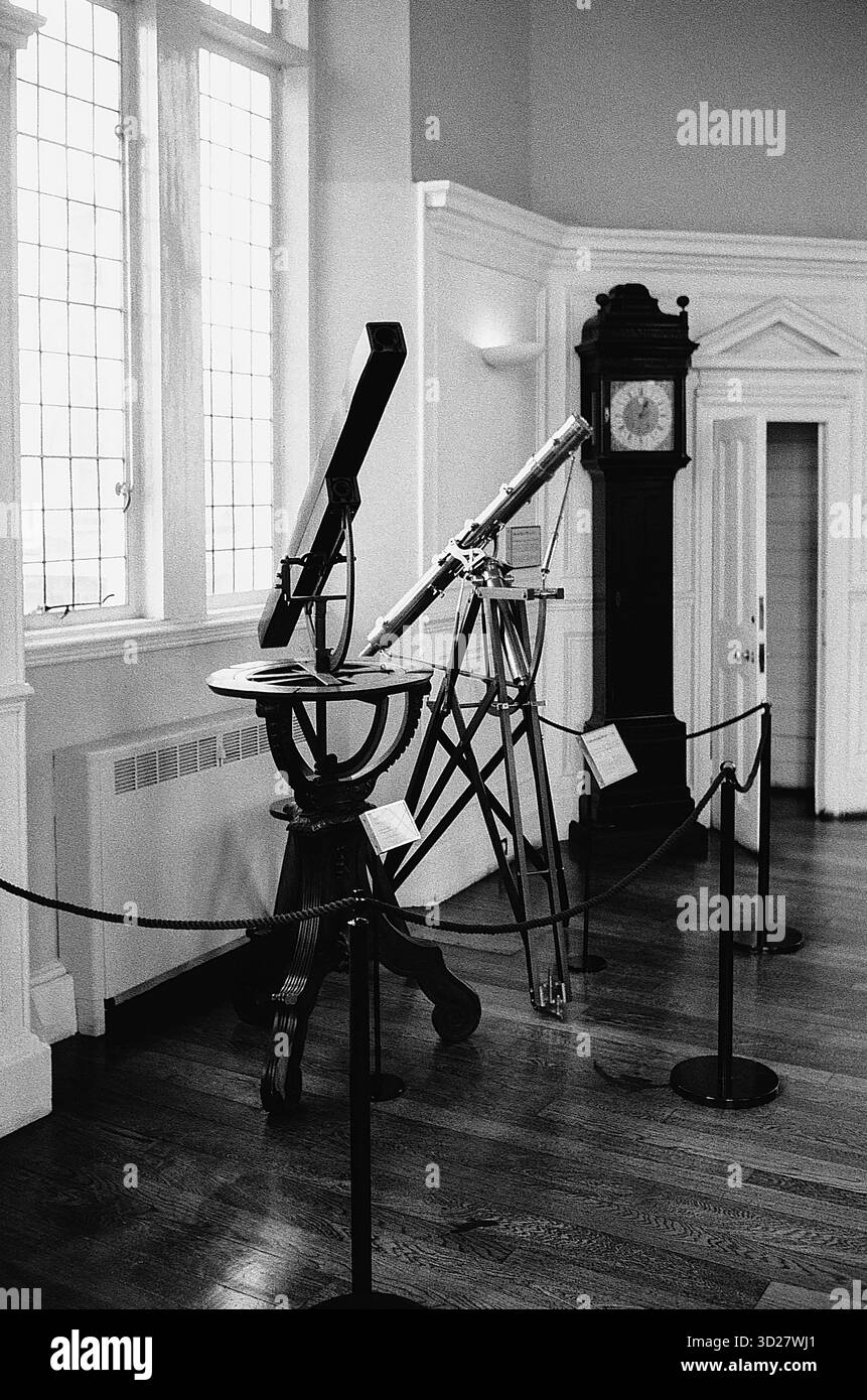 Begeben Sie sich in die Vergangenheit am Royal Observatory Greenwich, wo die Grundlagen der modernen Astronomie gelegt wurden. Dieses ikonische Bild fängt ein historisches Teleskop ein, ein stiller Zeuge jahrhundertelanger wissenschaftlicher Entdeckungen. Erkunden Sie das Erbe von Newton, Airy und unzähligen anderen, die von diesem Ort aus den Himmel kartographiert haben – ein Eckpfeiler des britischen Erbes und ein muss für jeden Astronomiebetrieb. Stockfoto