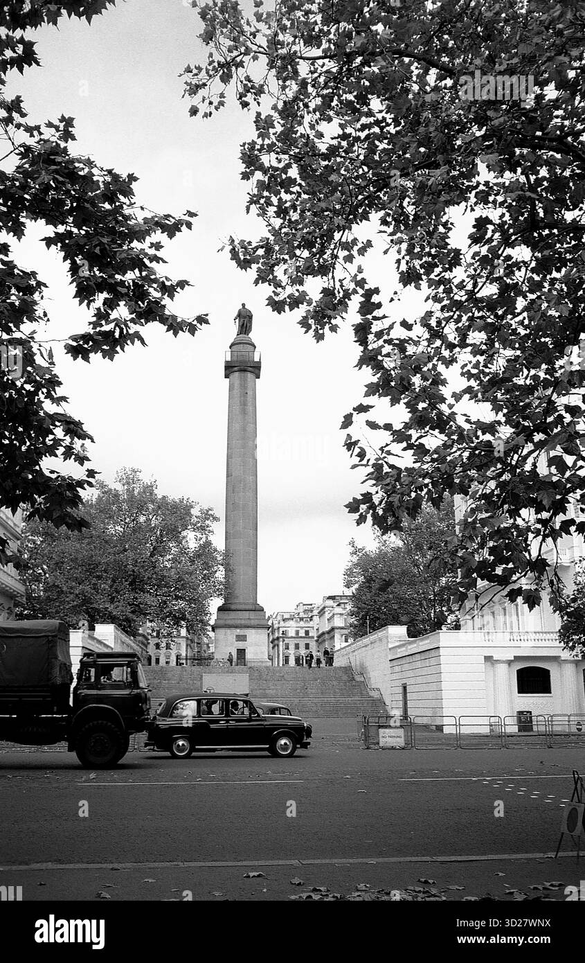 Trafalgar Square, London. Die legendäre Nelson-Säule dominiert die Skyline, ein Zeugnis der britischen Seefahrtsgeschichte. Umgeben von üppigem Grün und den historischen Gebäuden der National Gallery und der National Portrait Gallery bietet dieser berühmte Platz einen Einblick in das reiche Erbe Londons. Stockfoto