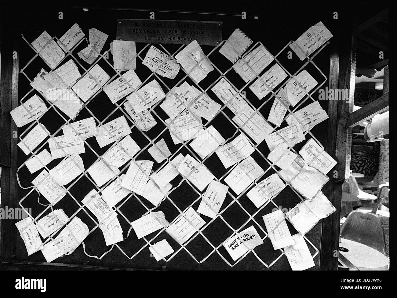 Das Bild zeigt eine Wand voller handgeschriebener Notizen. Die Notizen deuten auf eine Gemeinschaft von Individuen hin, die ihre Träume oder Wünsche ausdrücken oder einfach nur einen Moment der Reflexion teilen. Die Szene bietet einen einzigartigen Einblick in den Geist der Hoffnung und Widerstandskraft der Stadt, ein Zeugnis für die vielfältigen Stimmen, die zu Nairobis dynamischer Kultur beitragen. Stockfoto