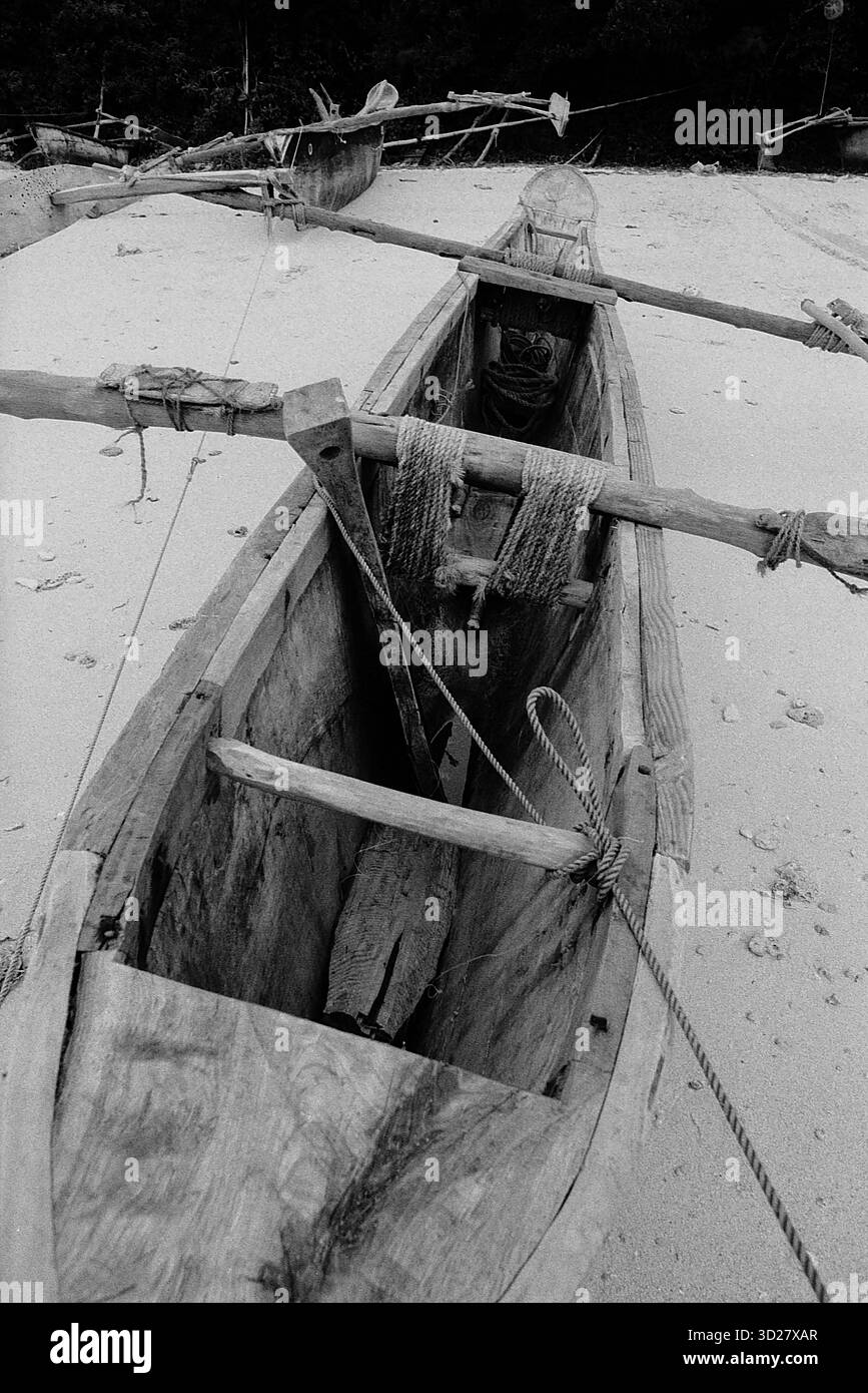 Sansibars antike Traditionen: Eine verwitterte Dau ruht an den Ufern von Unguja, Tansania, ein Zeugnis der reichen maritimen Geschichte der Insel und des dauerhaften Fischererbes. Dieses traditionelle Segelschiff, ein wichtiger Bestandteil der kulturellen Identität Sansibars, spiegelt jahrhundertelange Handel und Seefahrt wider. Stockfoto