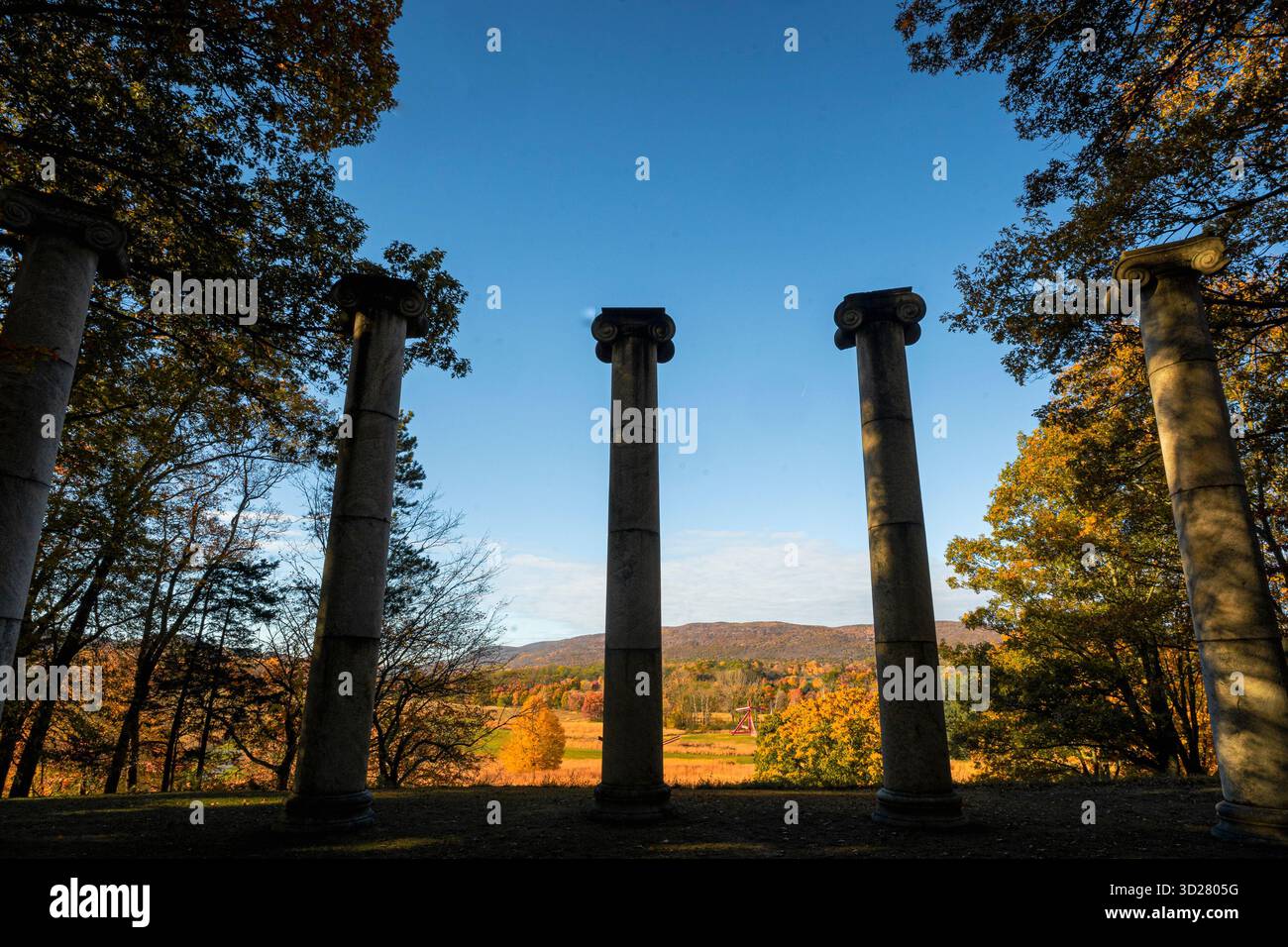 New Windsor, NY - USA - 25. Oktober 2025 fünf ionische Säulen stehen wie zeitlose Ruinen im Storm King Art Center und umrahmen die atemberaubenden Ausblicke auf das Hudson Valley und bl Stockfoto