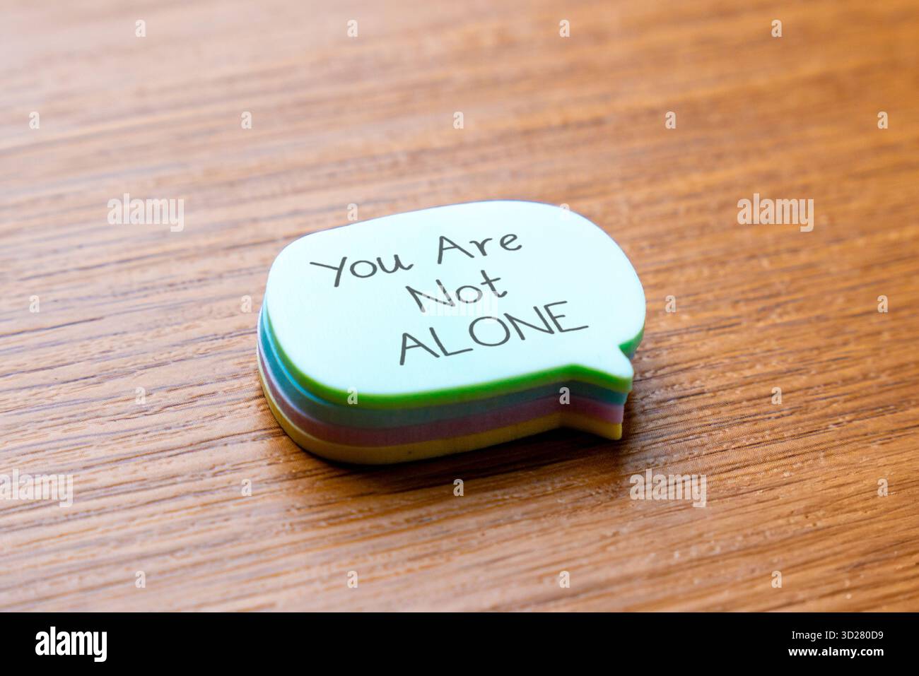 Sprechblase mit dem Satz "du bist nicht allein". Unterstützung, Ermutigung und Bewusstsein für psychische Gesundheit. Stockfoto