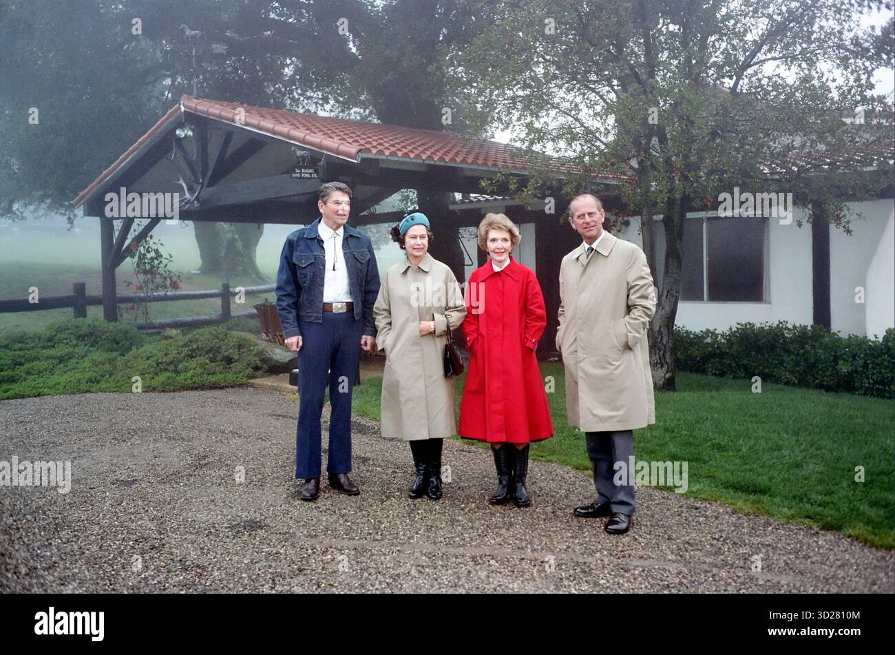 US-Präsident Ronald Reagan, Königin Elizabeth II, First Lady Nancy Reagan und Prinz Phillip, Porträt in voller Länge in Rancho Del Cielo, Santa Barbara, Kalifornien, USA, Präsident Ronald Reagan White House Photographic Office, 1. März 1983 Stockfoto