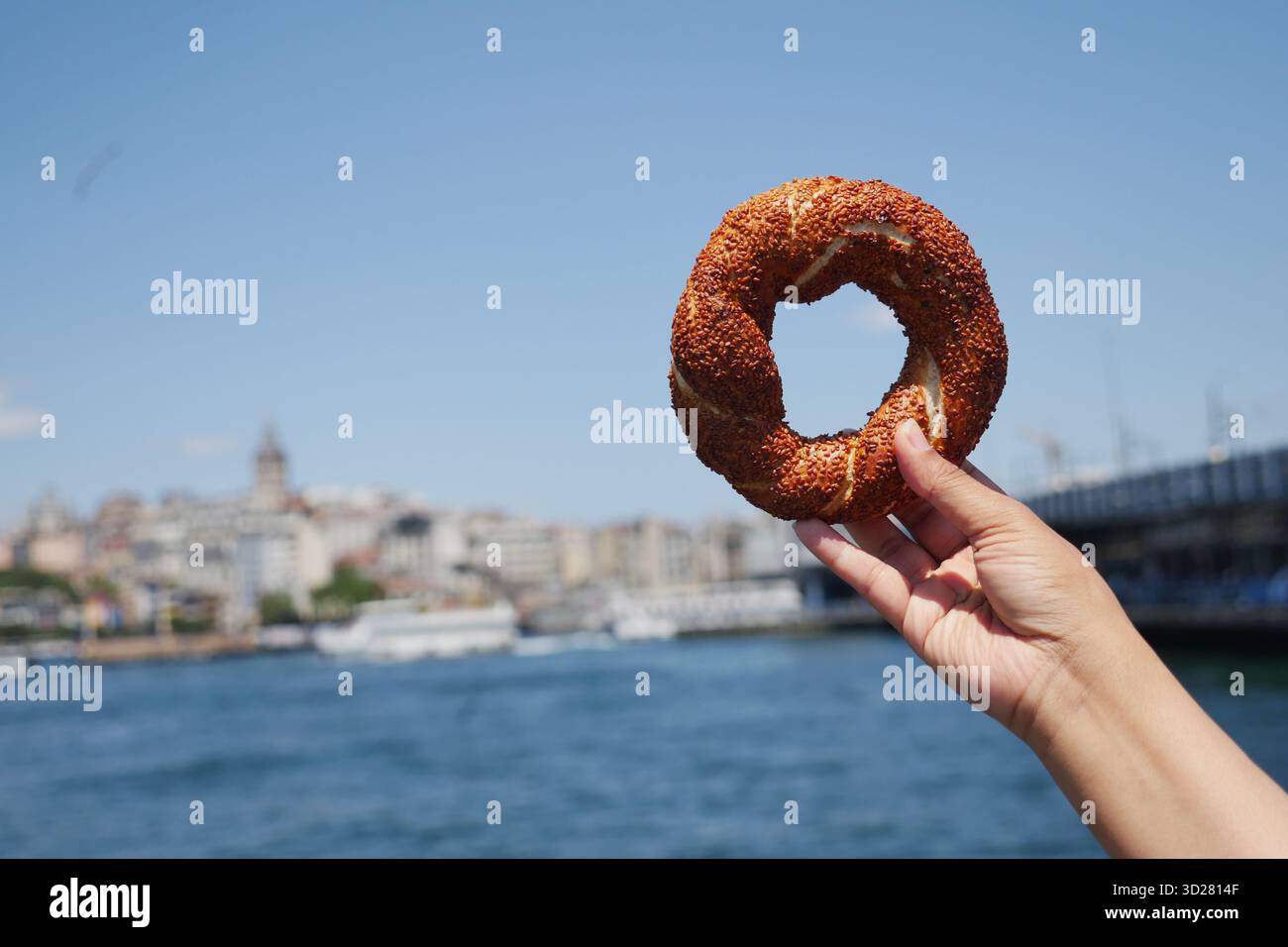 Genießen Sie ein Simit am Wasser in Istanbul Stockfoto