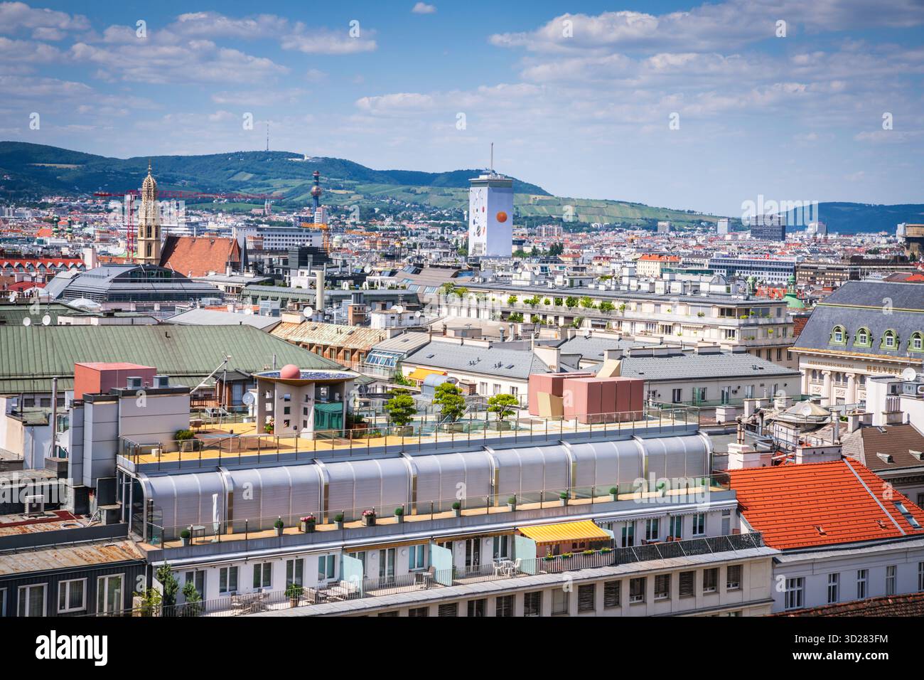 Wien, Österreich - 28. Juni 2019: Blick auf Wien vom Stephansdom Südturm. Stockfoto
