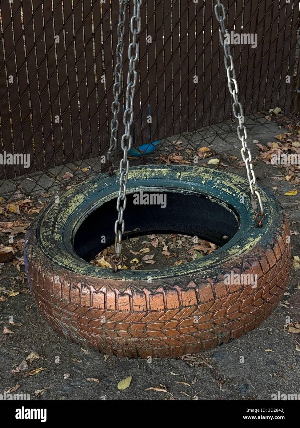 Schwung von einem recycelten Reifen Stockfoto
