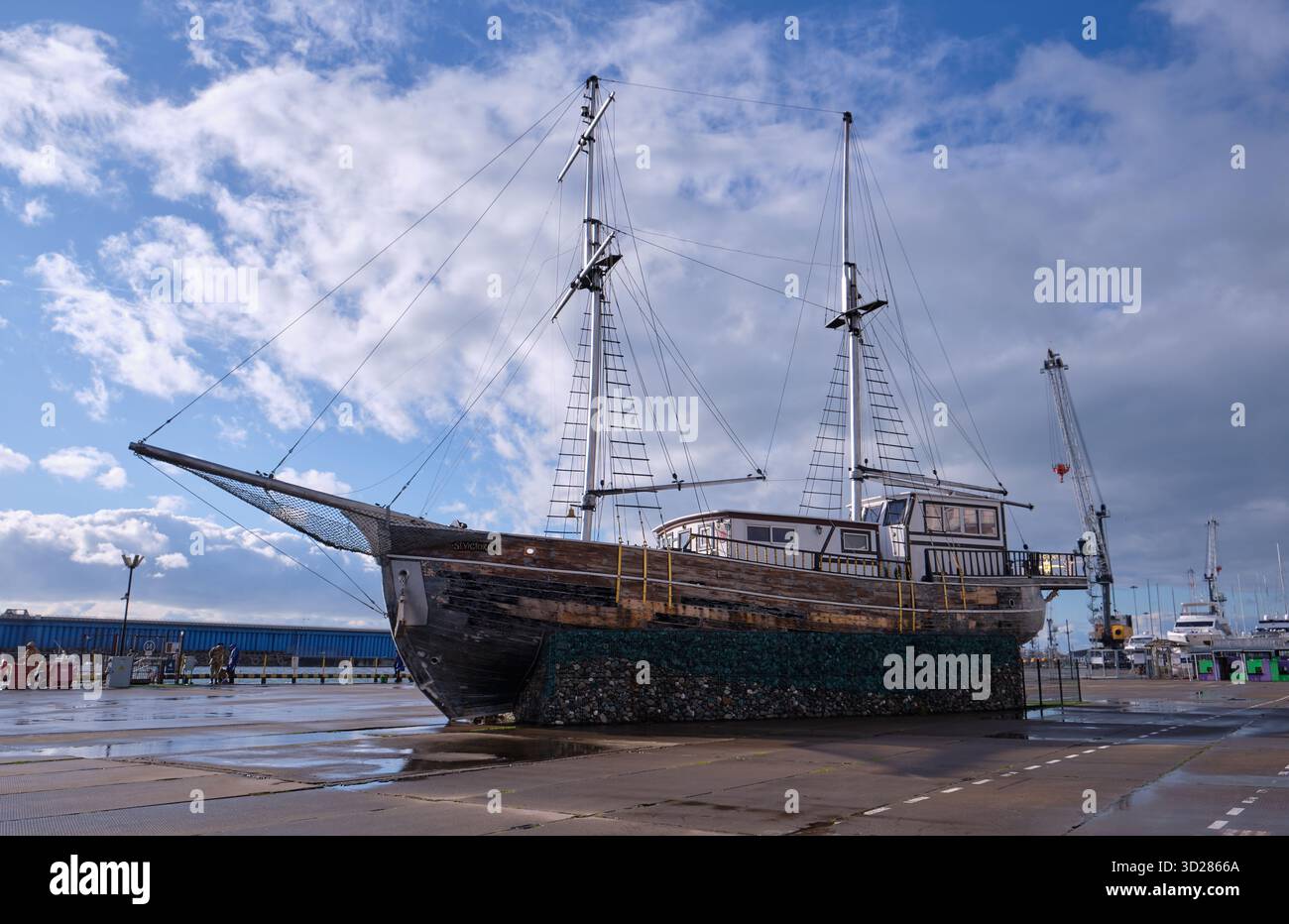 Adler, Russland - 19. Januar 2025: Einzigartige Segelyacht – Eisbrecher St. Victoria, auf der Fedor Konjujukhov segelte. Jetzt ist es das Museumsschiff dekorieren Stockfoto
