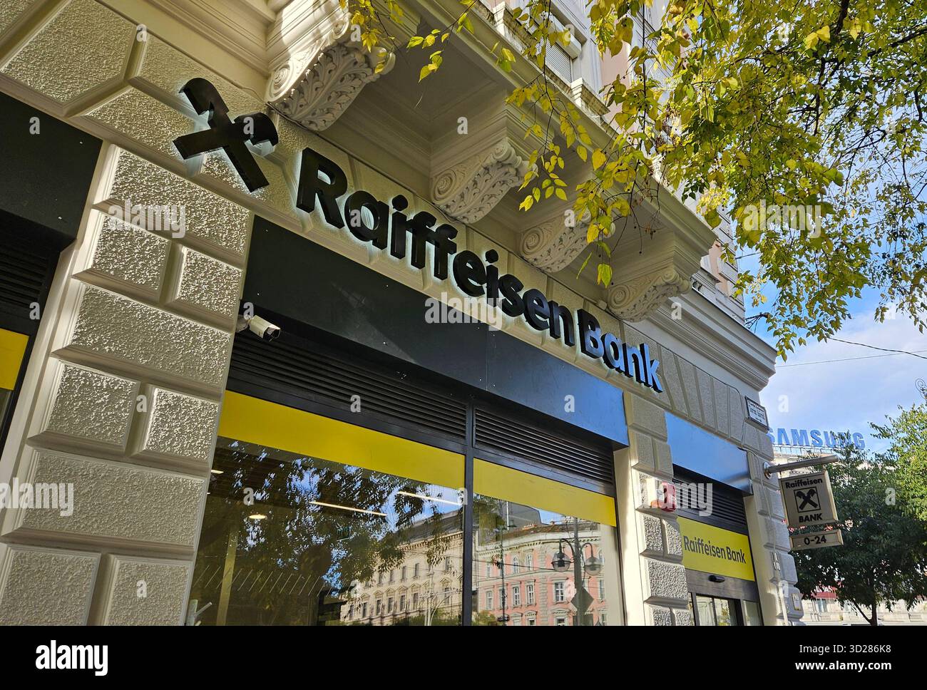 Beschilderung der Raiffeisen Bank in Budapest, Oktogon Square Stockfoto