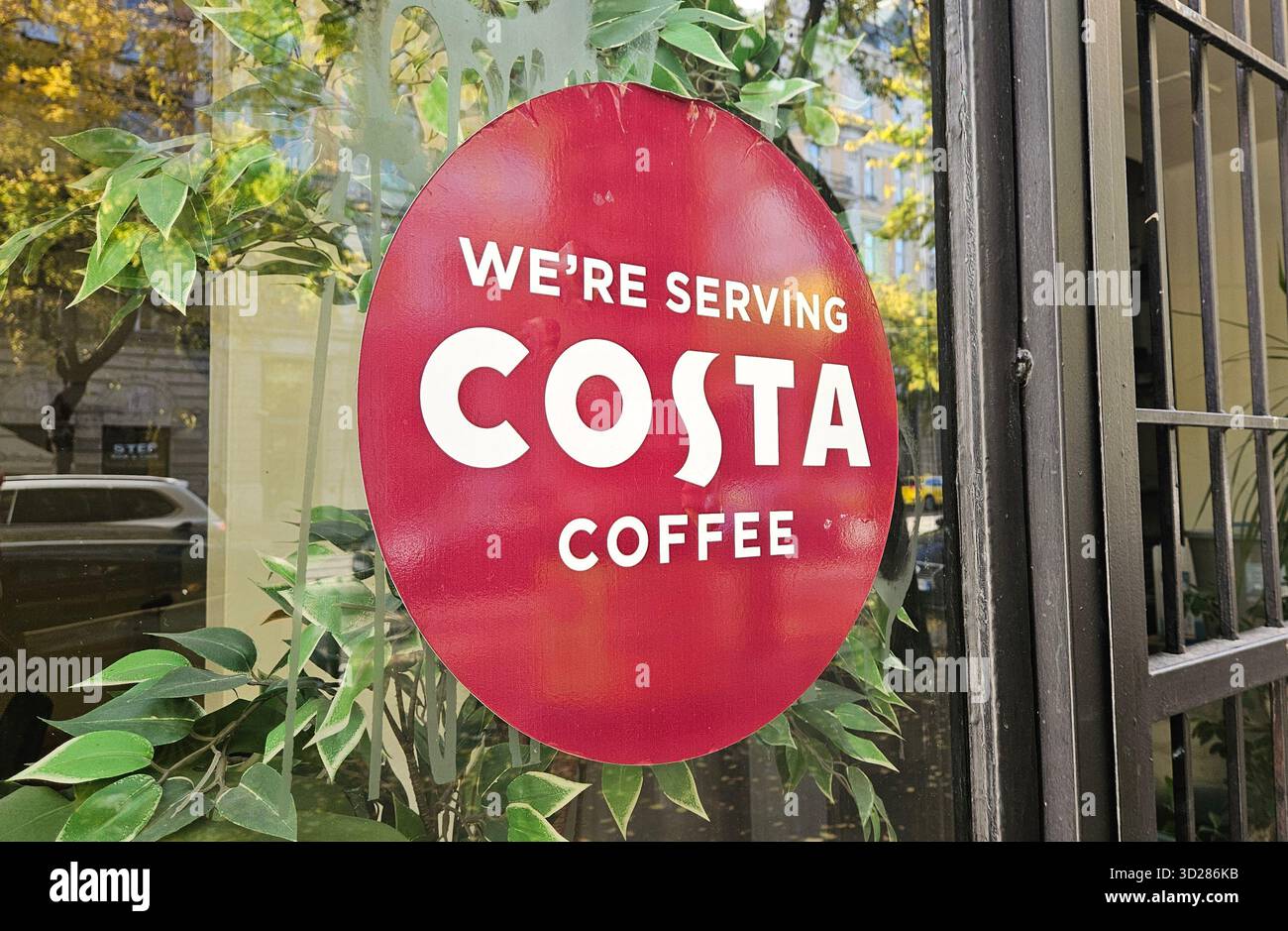 Schildern Sie ein Restaurant/Café-Eingang mit der Aufschrift „Wir servieren Costa Coffee“ in der Innenstadt von Budapest Stockfoto