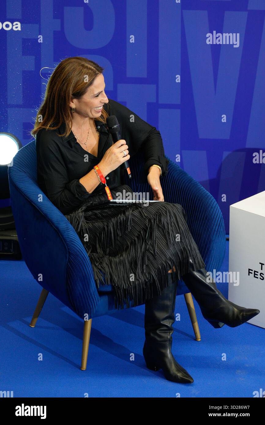 Lissabon, Portugal. 30. Oktober 2025. Joana Cruz spricht das Publikum am ersten Tag des Tribeca Festivals Lisboa 2025 in Lissabon an. Quelle: SOPA Images Limited/Alamy Live News Stockfoto