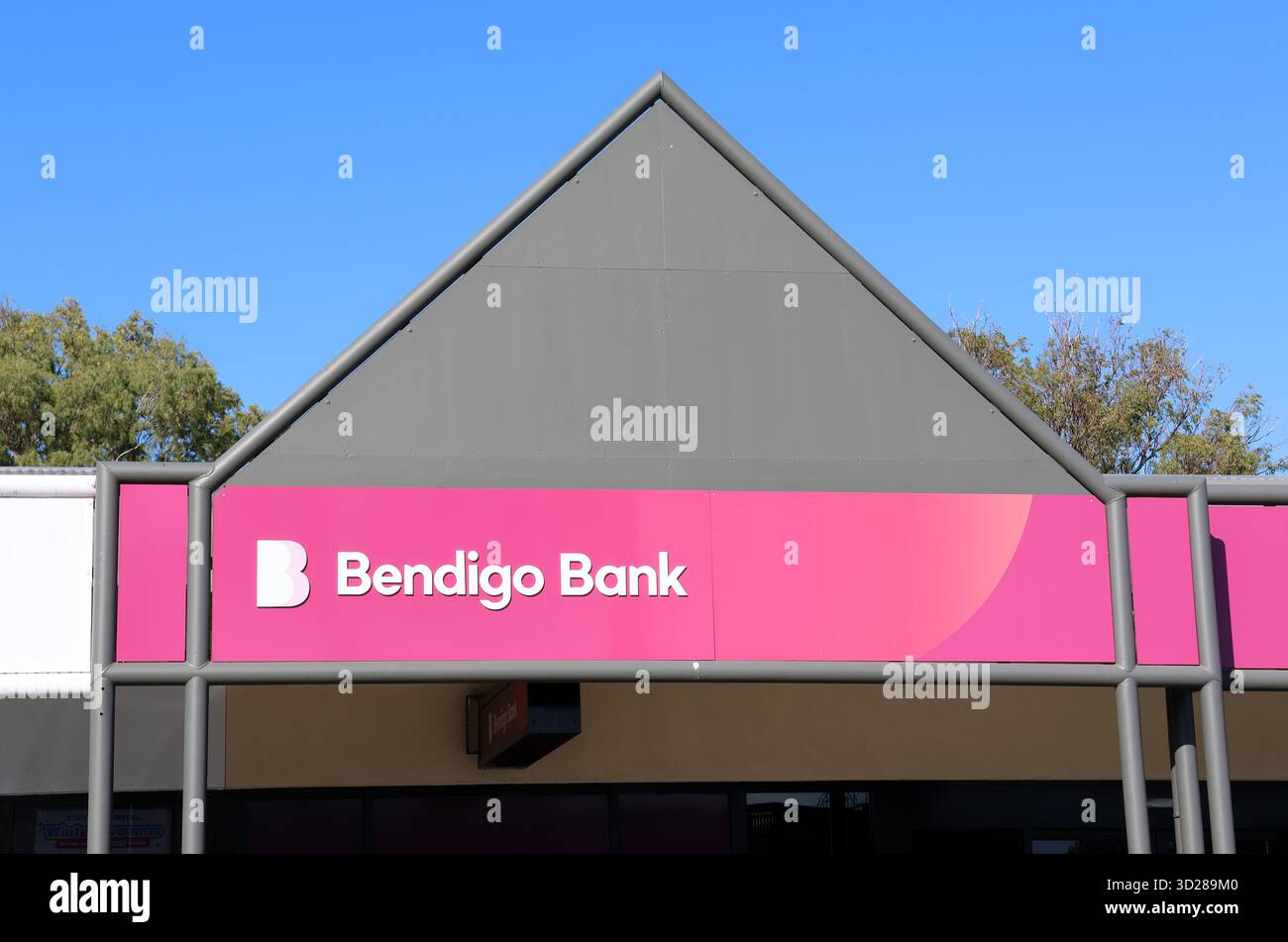 Gladstone, Queensland, Australien - 22. Juni 2025: Außenbeschilderung einer Bendigo Bank-Niederlassung mit blauem Himmel Stockfoto