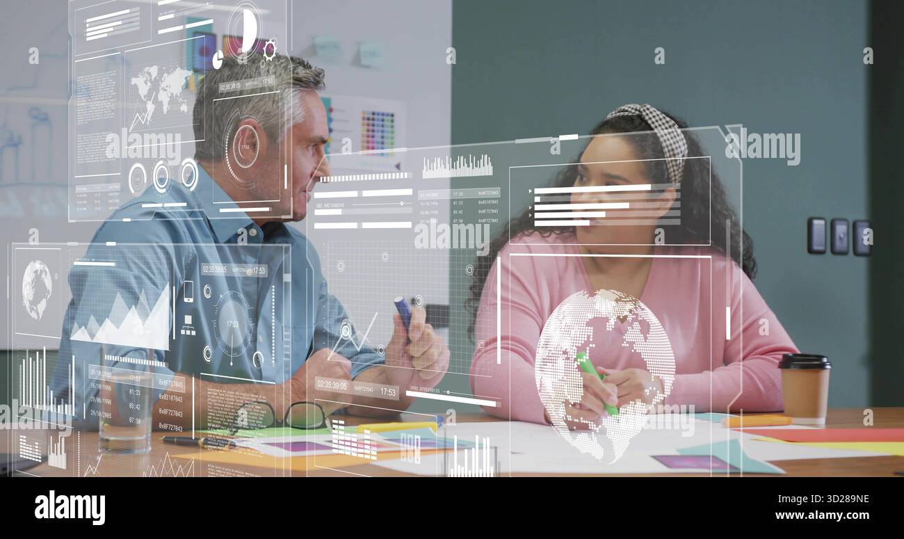 Zwei Kollegen prüfen gedruckte Diagramme und Farbfelder im Büro mit AR-Datengrafiken Stockfoto