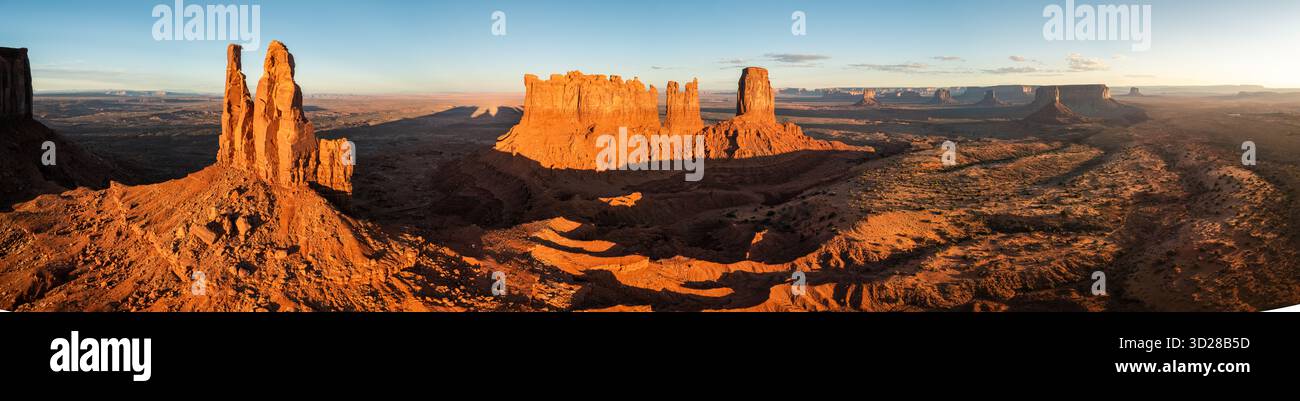 Hochauflösende Drohnenaufnahme von Monument Valley bei Sonnenuntergang Stockfoto
