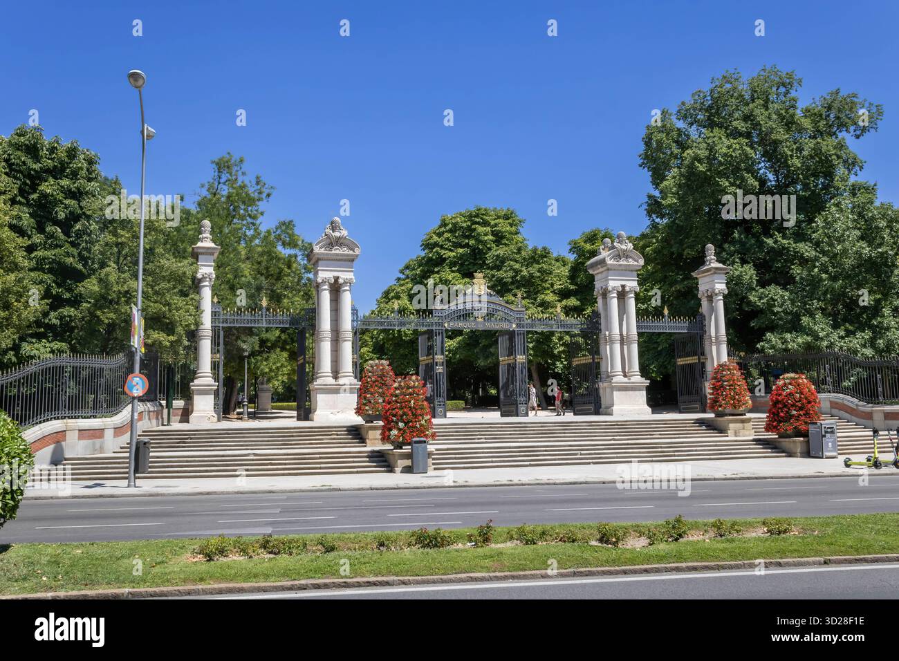 Ein Tor zum El Retiro Park von der Calle de Alfonso XII, Madrid, Spanien Stockfoto