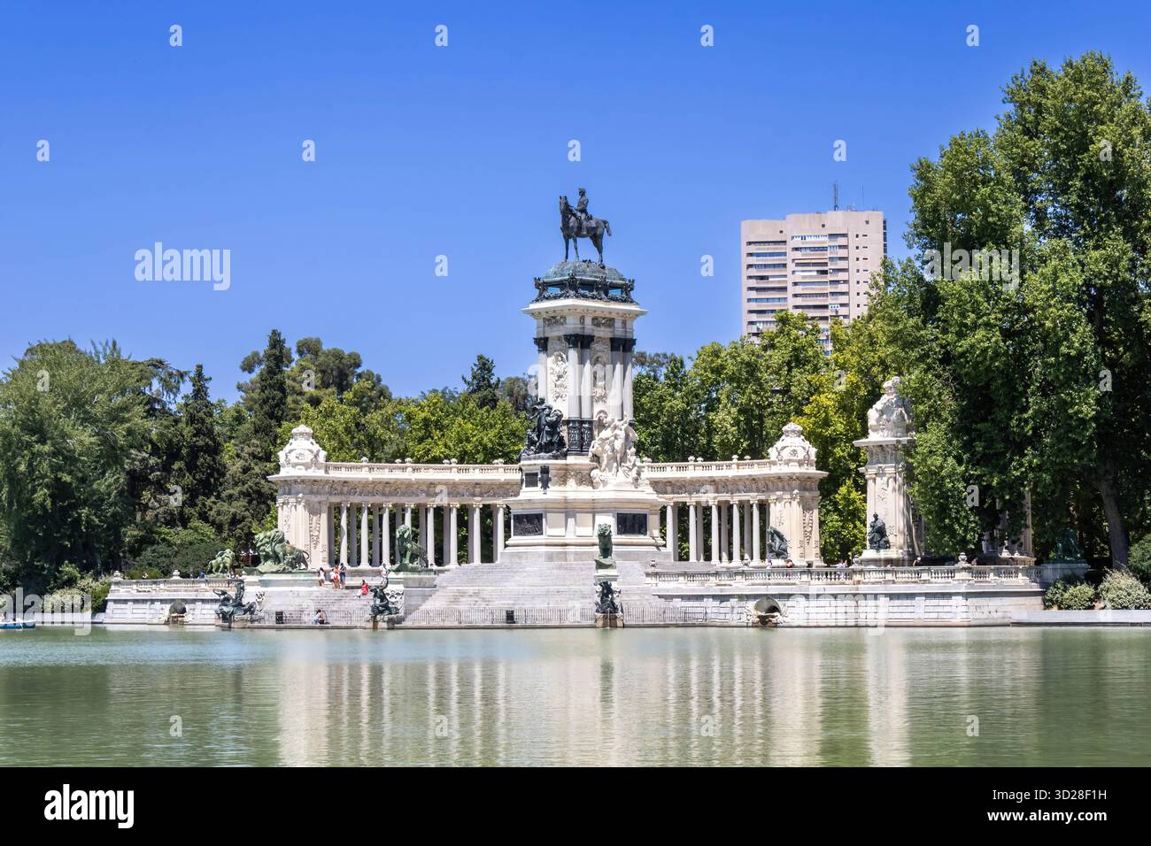 Madrid, Spanien - 9. Juli 2022: Denkmal für Alfonso XII., Kolonnade und großer Teich im El Retiro Park Stockfoto