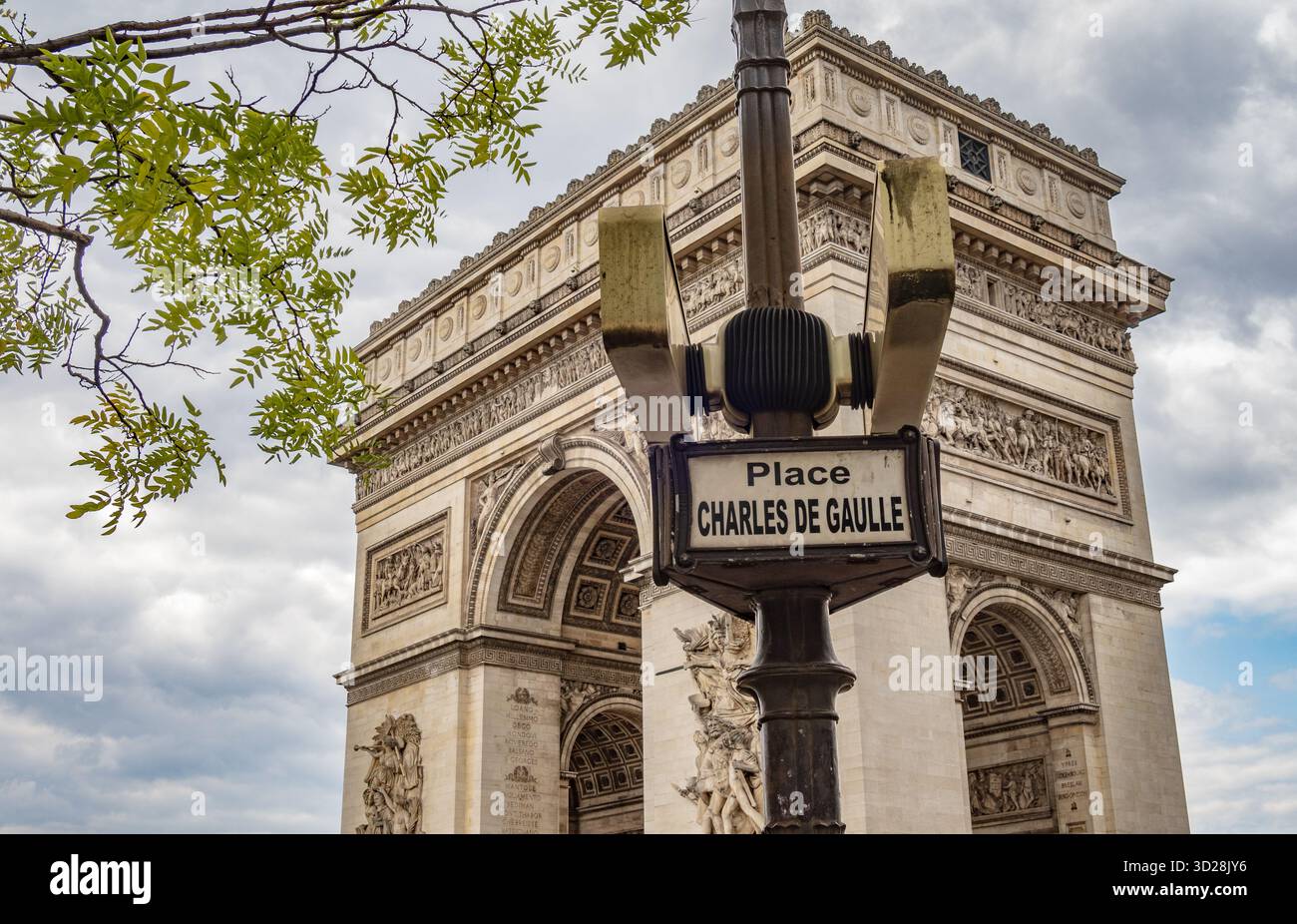 Paris, Frankreich - 29. August 2023: Triumphbogen im Zentrum des Charles de Gaulle-Platzes in der berühmten Champs-Elysées in Paris Stockfoto