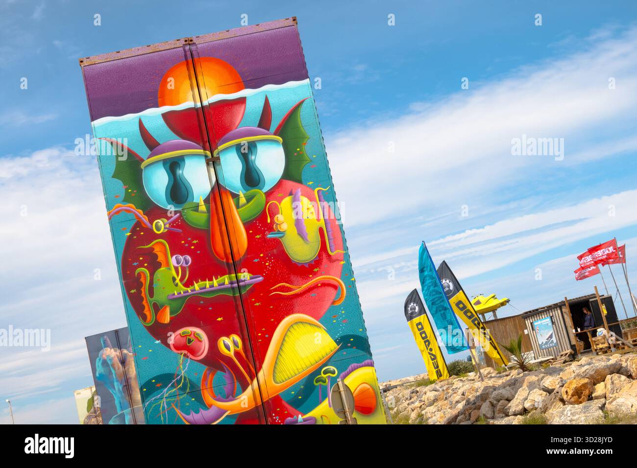 Le Barcarès, Frankreich - 25. Mai 2024: Riesige ephemere Wandmalereien auf Schiffscontainern im Le Barcarès Street Art Museum. Stockfoto