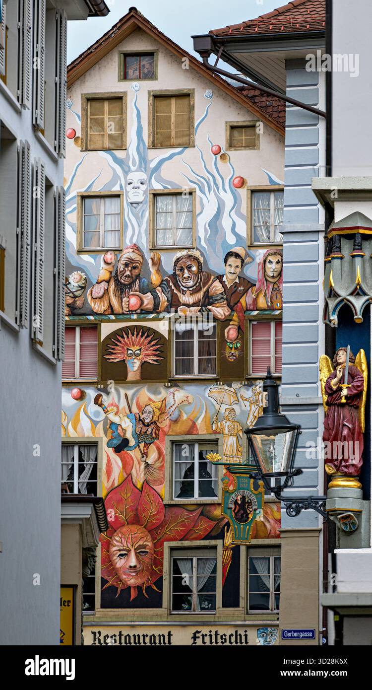 Farbig bemalte Fassade des fritschi-Hauses, Teil der jährlichen fasnacht in Luzern, Schweiz Stockfoto