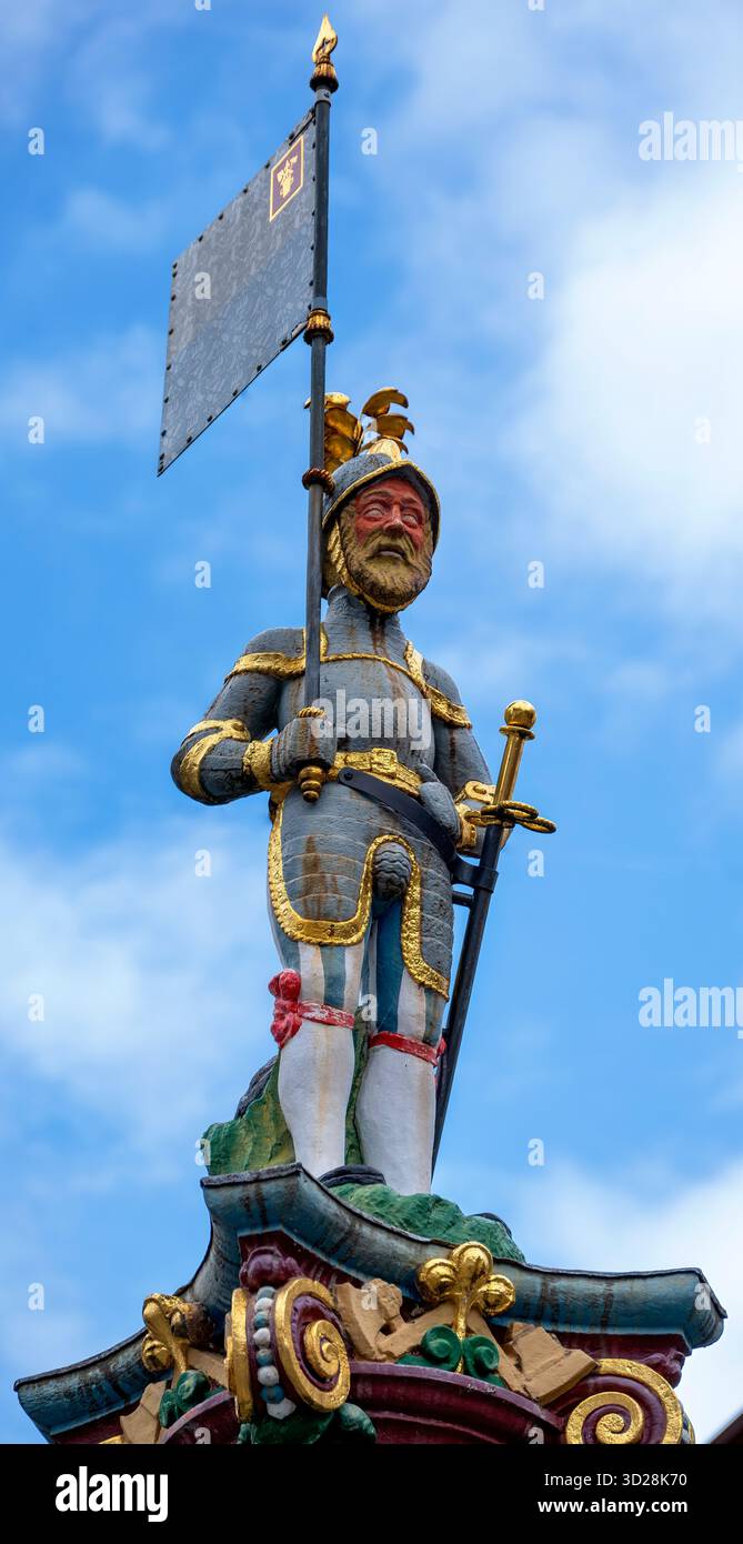 LUZERN, SCHWEIZ - 16. SEPTEMBER 2025: Bunte Statue eines Fahnenträgers auf dem fritschi-Brunnen, Teil der jährlichen faschingsfeier Stockfoto