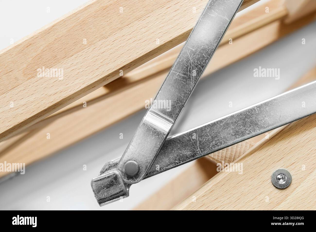 Edelstahldetails von unbehandelten Holzmöbeln Stockfoto