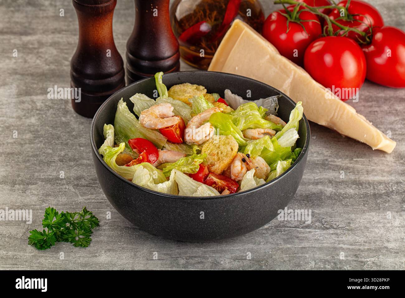 Leckerer caesar-Salat mit Garnelen und Eisberg Stockfoto