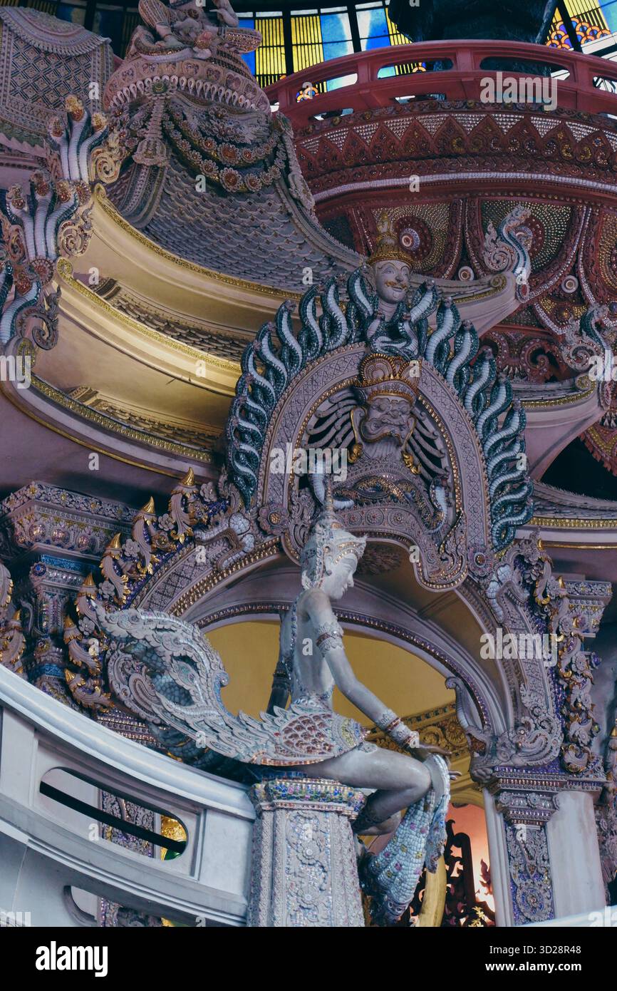 Eine ausgeklügelte Schutzfigur in der Nähe der geschwungenen Treppe des Museums, die thailändische mythologische Kunst und göttlichen Schutz darstellt. Stockfoto