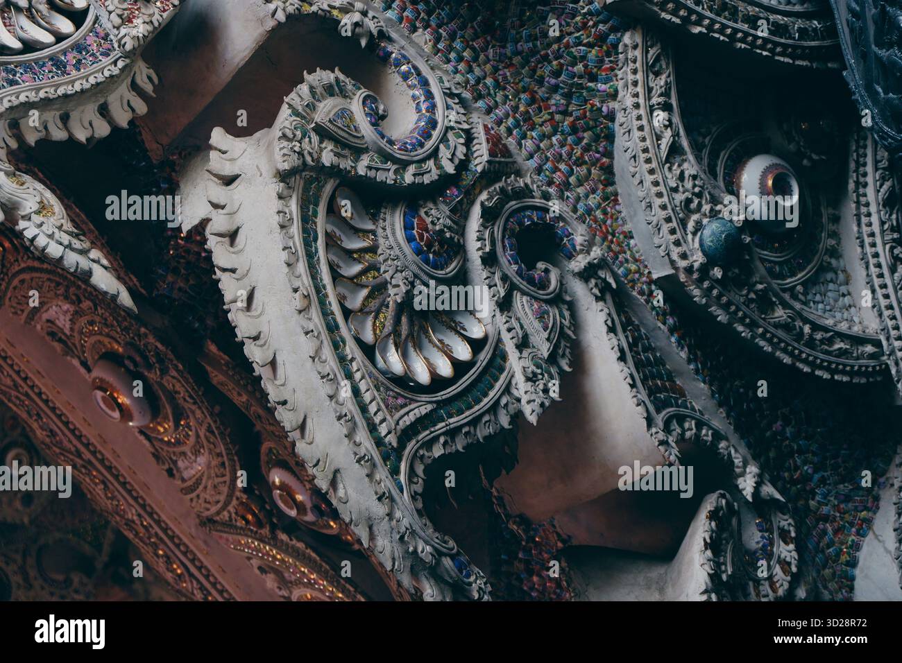 Nahaufnahme der komplizierten Deckendekoration im Erawan Museum mit traditioneller thailändischer Handwerkskunst und dekorativen Details. Stockfoto