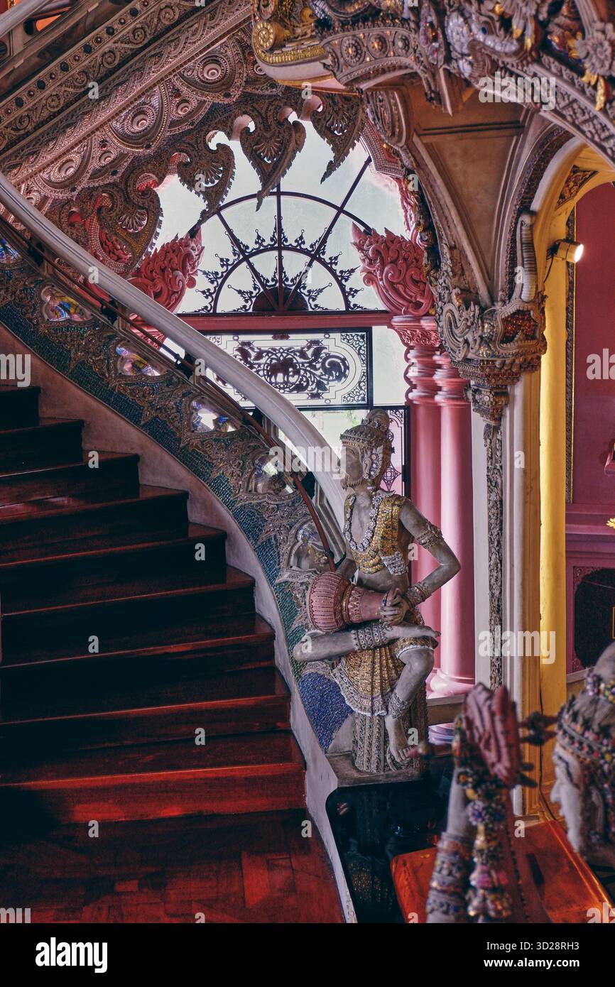Dekorierte Treppe und Skulpturen im Erawan Museum, die feine thailändische Handwerkskunst und kunstvolle spirituelle Kunst zeigen. Stockfoto