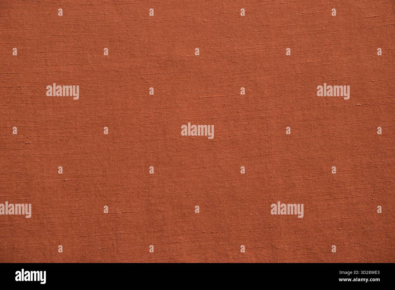 Nahaufnahme von rostbraunem Gewebe. Hochwertige Textur aus Leinen, ideal für Hintergründe oder Design Stockfoto