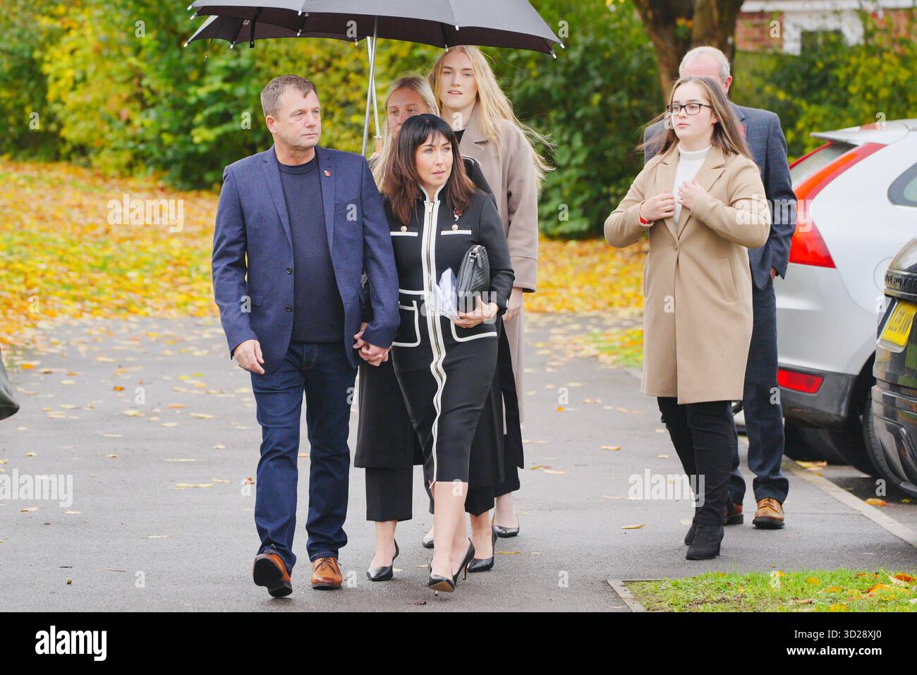 Anthony Beck (links) und Leighann McCready (Mitte), die Eltern von Jaysley Beck, kommen im Bulford Court Martial Centre in Kiwi Barracks in Salisbury, Wiltshire an, wo der ehemalige Haftbefehl-Offizier Michael Webber wegen sexuellen Angriffs auf den 19. Jaysley Beck, der sich fünf Monate nach dem Vorfall das Leben nahm, verurteilt werden soll. Bilddatum: Freitag, 31. Oktober 2025. Stockfoto