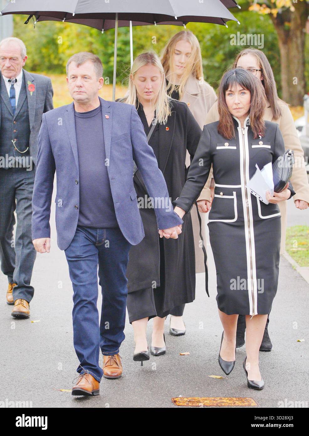Anthony Beck und Leighann McCready, die Eltern von Jaysley Beck, kommen im Bulford Court Martial Centre in Kiwi Barracks in Salisbury, Wiltshire an, wo der ehemalige Haftbefehl-Offizier Michael Webber wegen sexuellen Angriffs auf den Royal Artillery Gunner Jaysley Beck, 19 Jahre alt, verurteilt werden soll, der sich fünf Monate nach dem Vorfall das Leben nahm. Bilddatum: Freitag, 31. Oktober 2025. Stockfoto