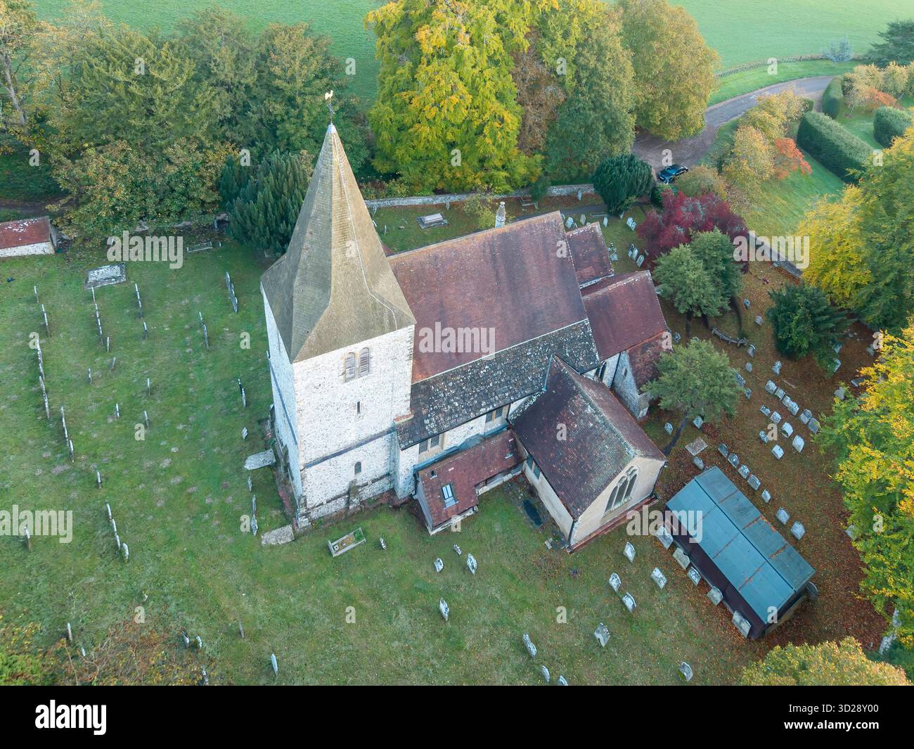 Luftaufnahme der denkmalgeschützten St. john the baptist Kirche in Findon in West sussex aus dem 11. Jahrhundert Stockfoto