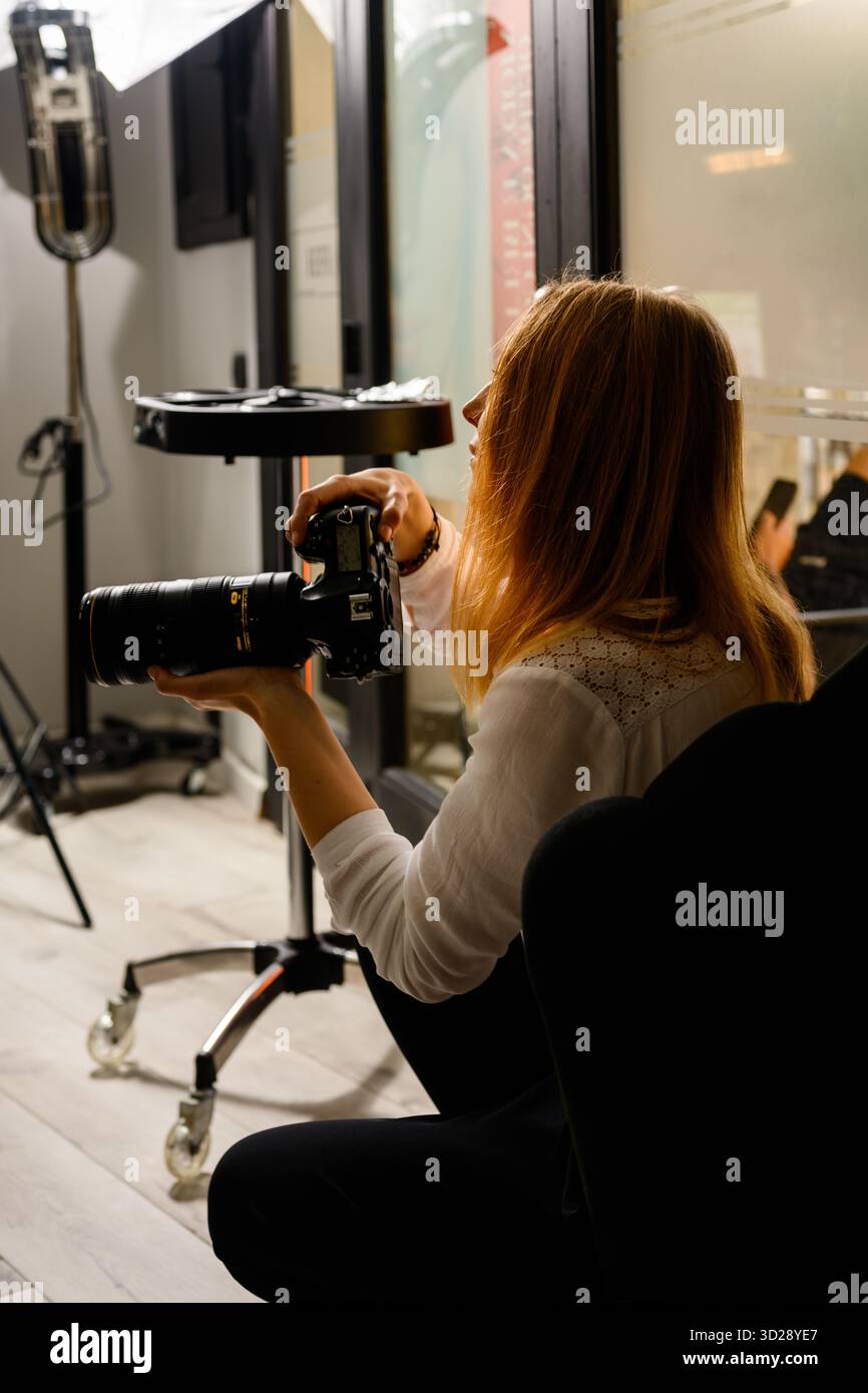 Fotografin bei der Arbeit in einem modernen Salon Stockfoto