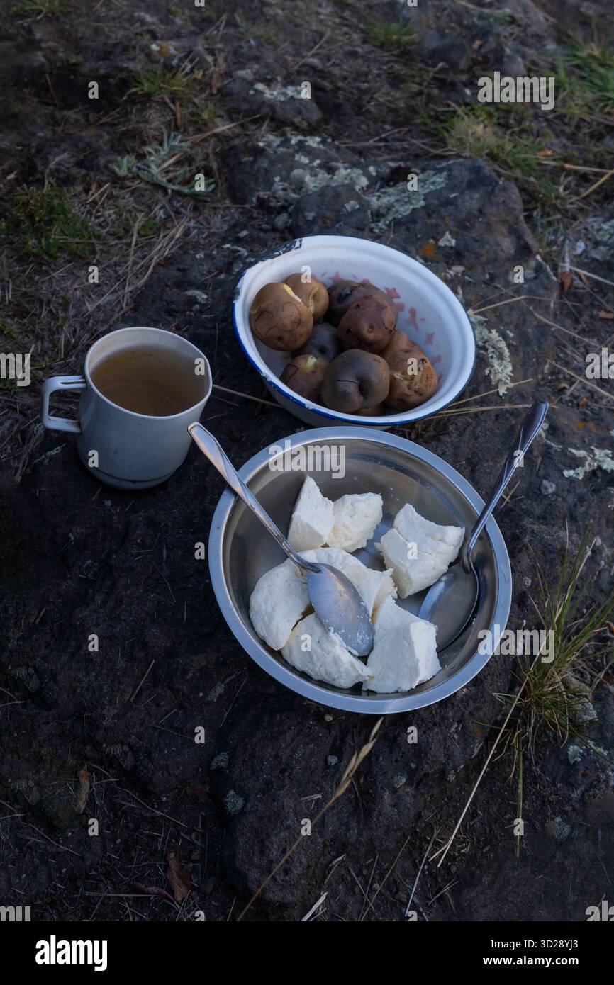 Gekochte Kartoffeln und Käse mit gekochtem Wasser sind ein natürliches A Stockfoto