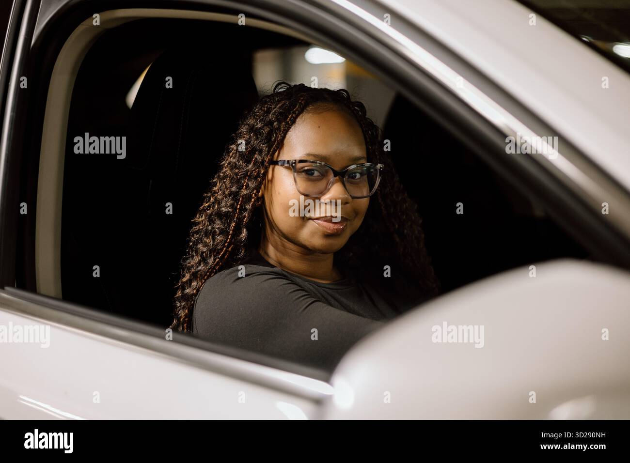 Selbstbewusste Frau, die ein Auto fährt Stockfoto