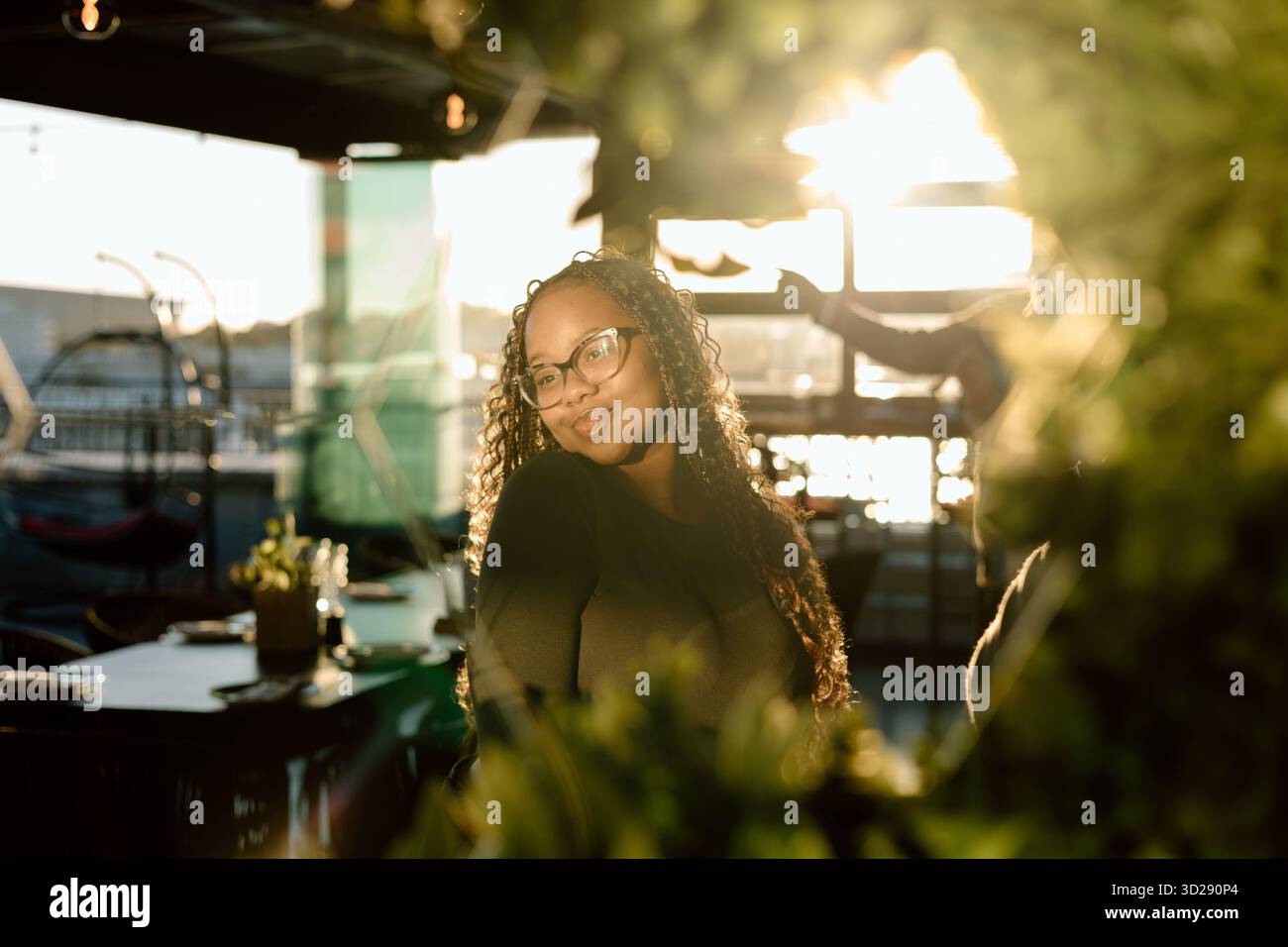 Junge Frau reflektiert im Spiegel Stockfoto