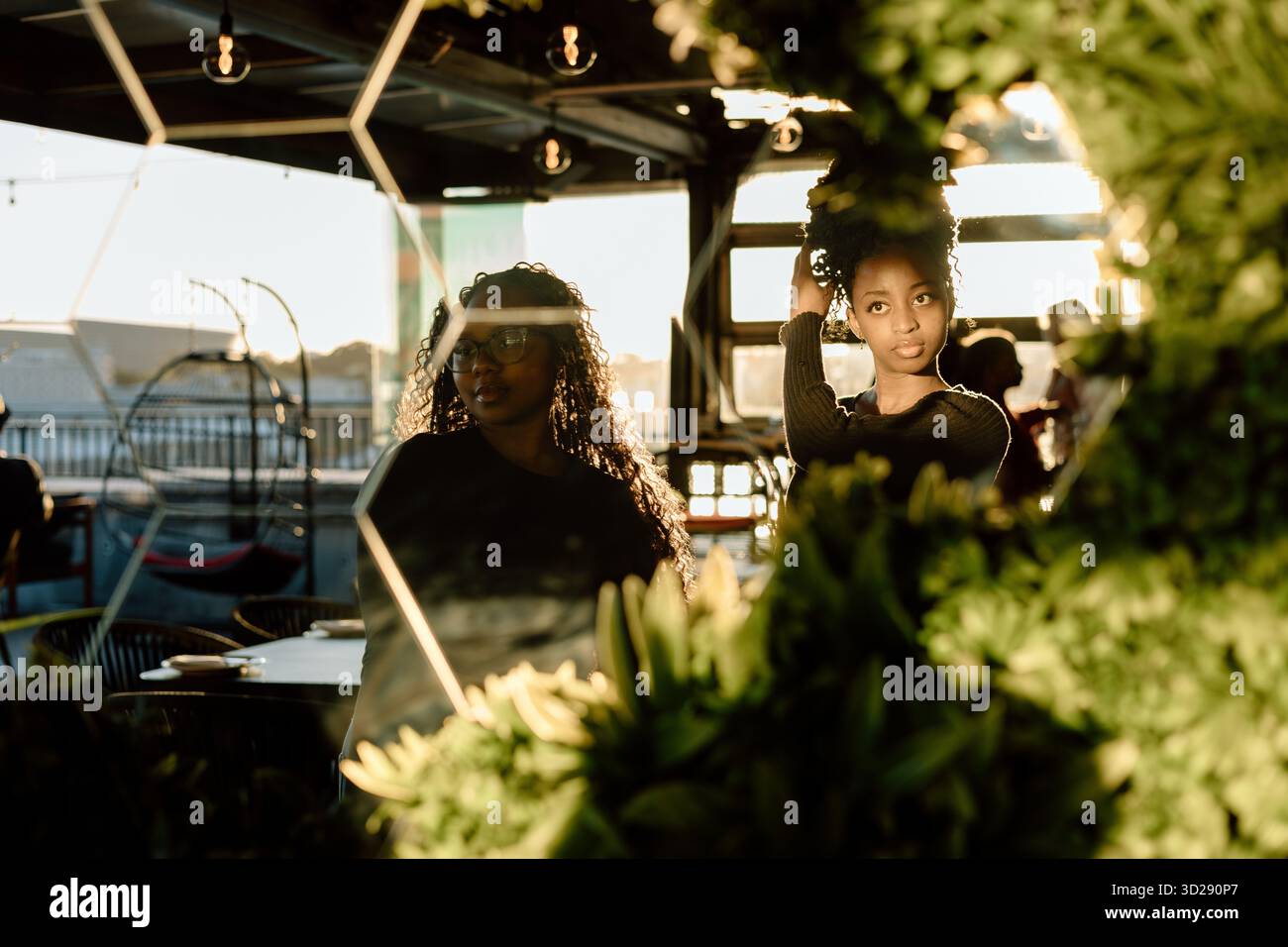 Uberlegungen junger Frauen im Spiegel Stockfoto