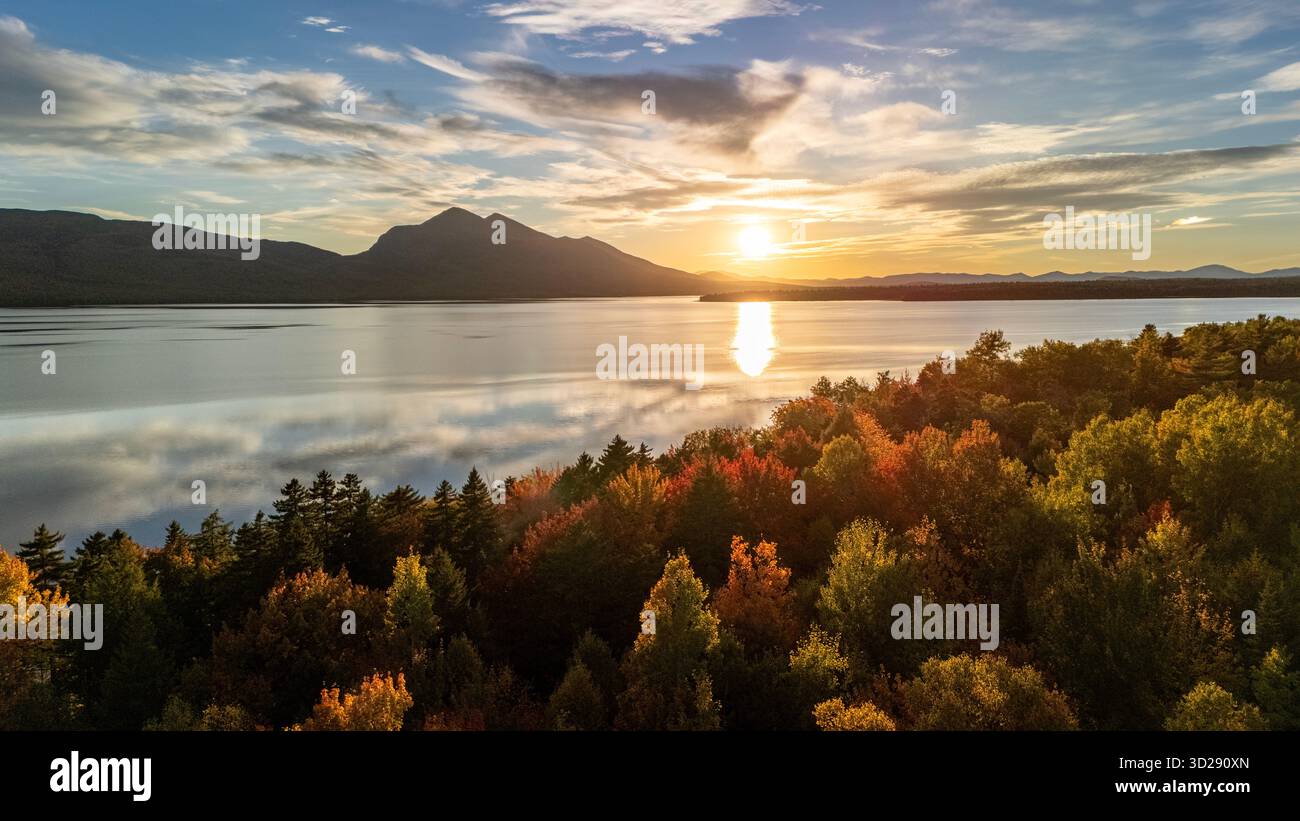 Sonnenuntergang mit Herbstlaub über Flagstaff Lake und Bigelow, Maine Stockfoto