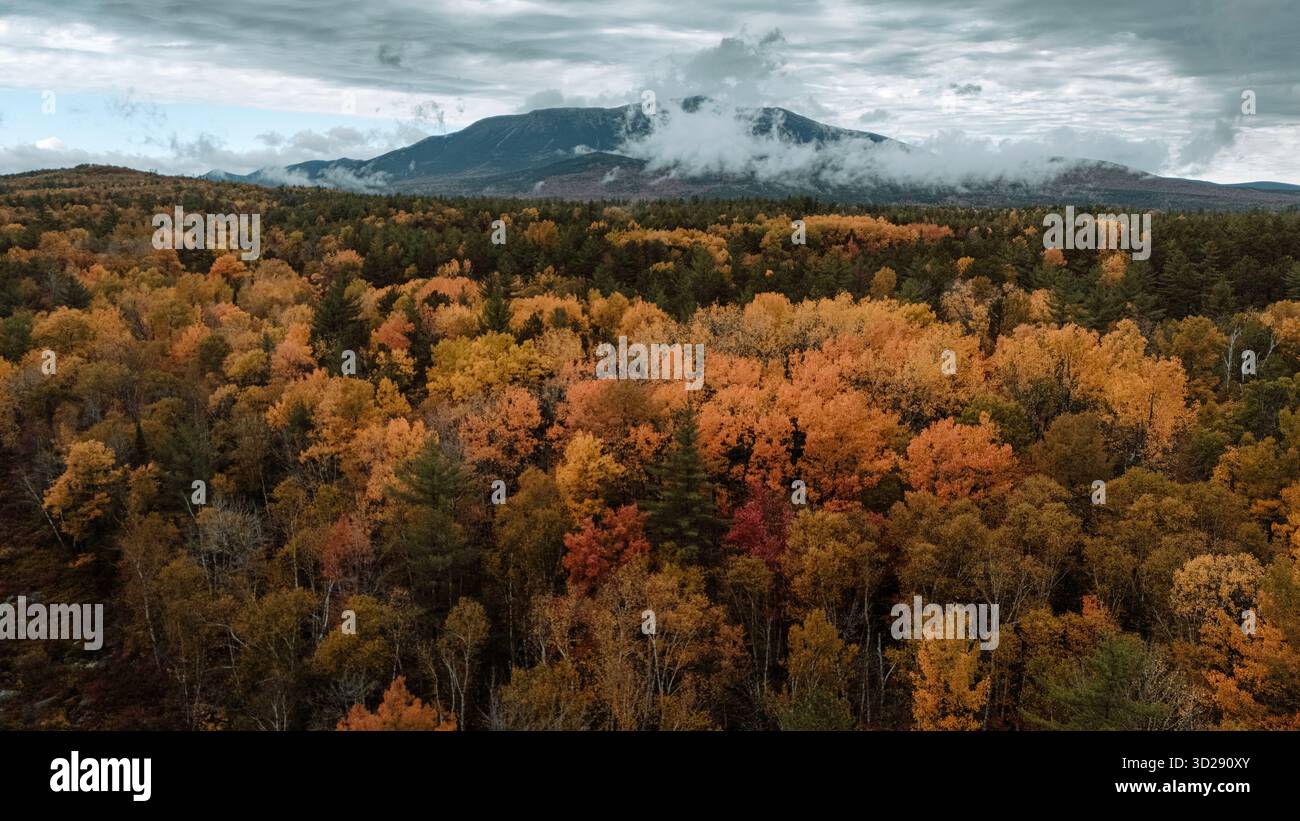Katahdin und Wolken mit lebhaftem Herbstlaub, Maine Stockfoto