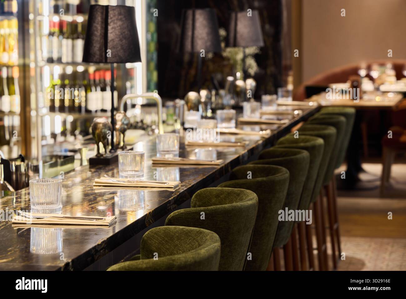 Eleganter Barsitzbereich in einem modernen Restaurant mit dezenter Beleuchtung Stockfoto