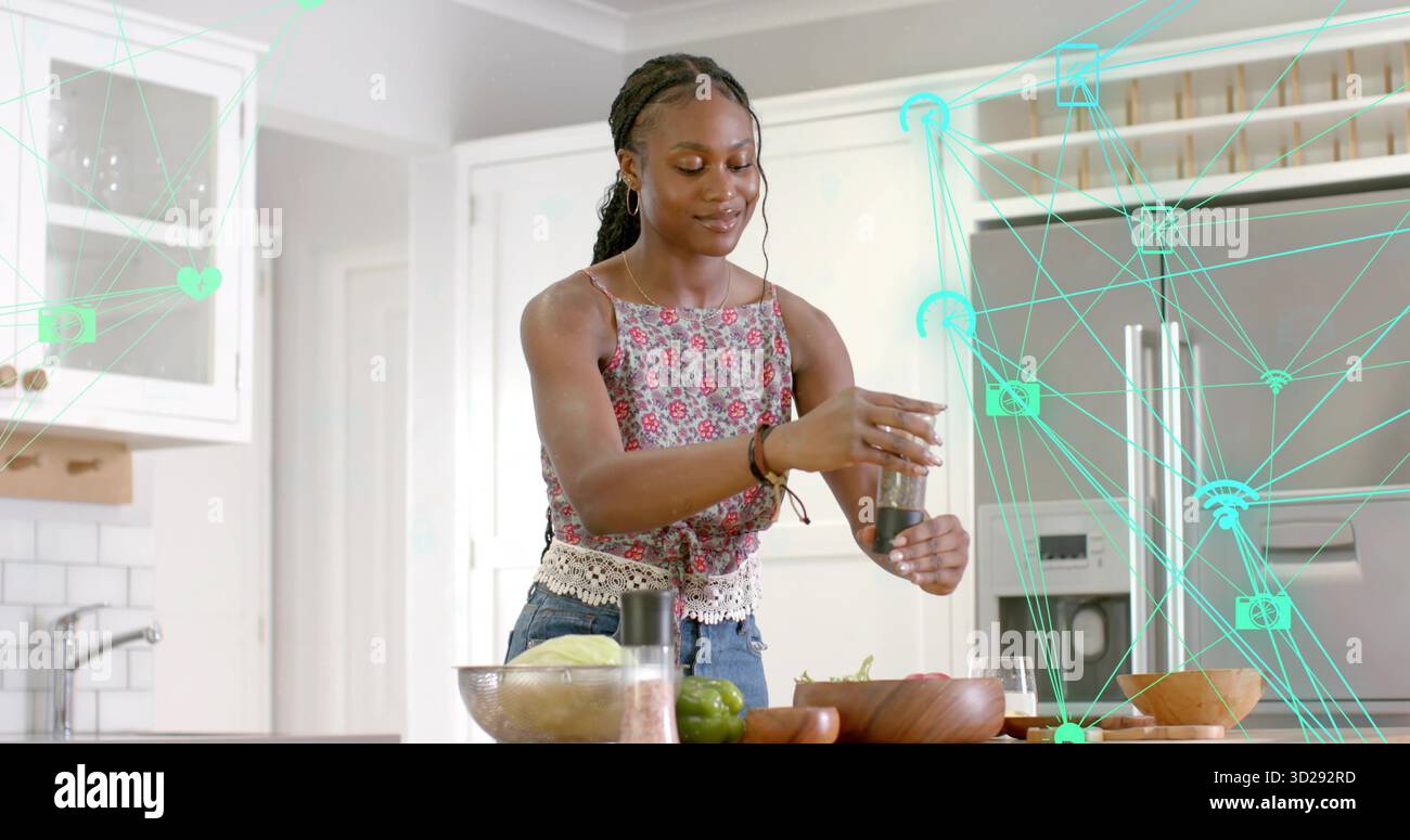 Würzen Sie Gemüse mit Handmahlmaschine an der Küchenzeile zu Hause, mit Paprika und Kohl Stockfoto